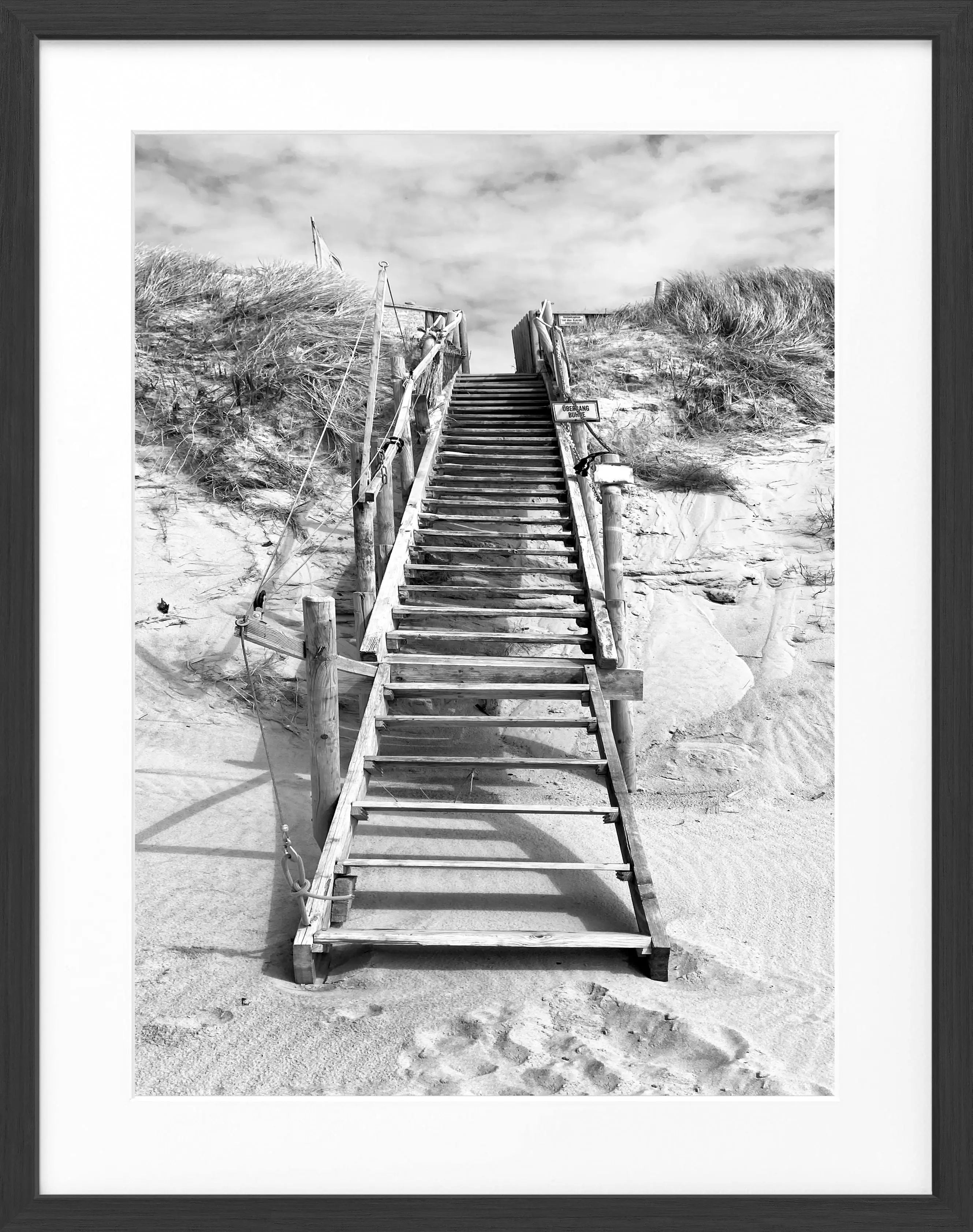 Schwarz-weiß Poster mit Rahmen, Motiv der Dünen auf Sylt in Hörnum von Cosman-Photocollection, 25x31 cm.