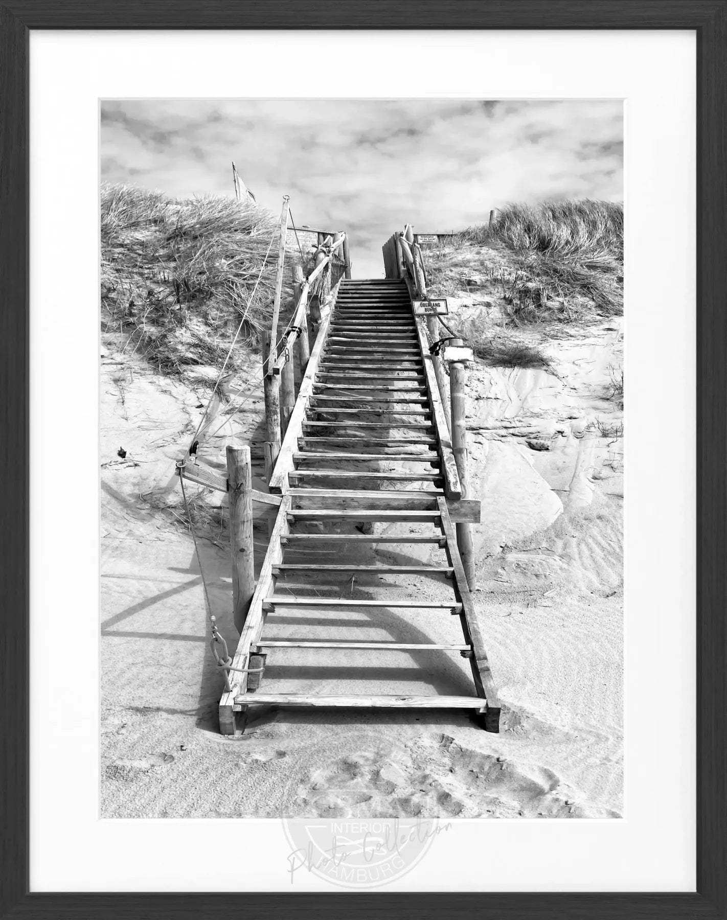 Schwarz-weiß Poster mit Rahmen von Cosman-Photocollection, zeigt Dünenansicht in Hörnum auf Sylt, Maße 25x31cm, Motiv Sylt Dünen.