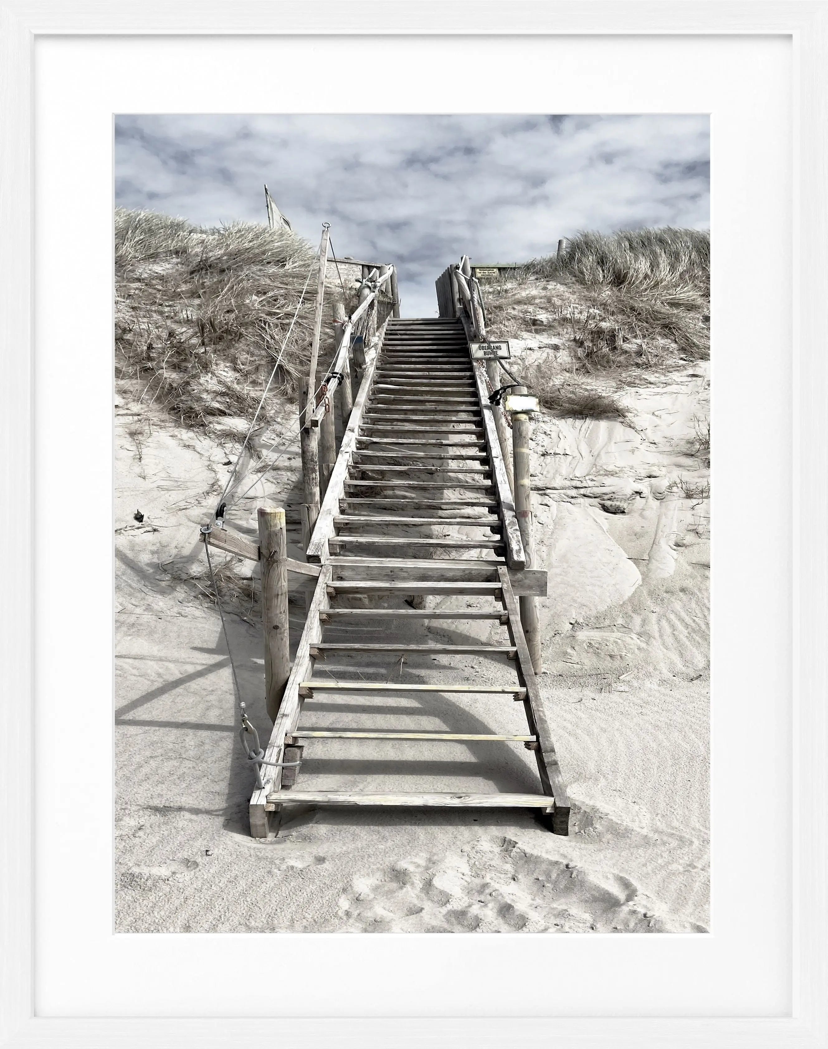 Schwarz-weiß Poster mit Rahmen von Cosman-Photocollection, zeigt Dünen und Hörnum auf Sylt, Maße 25x31 cm.