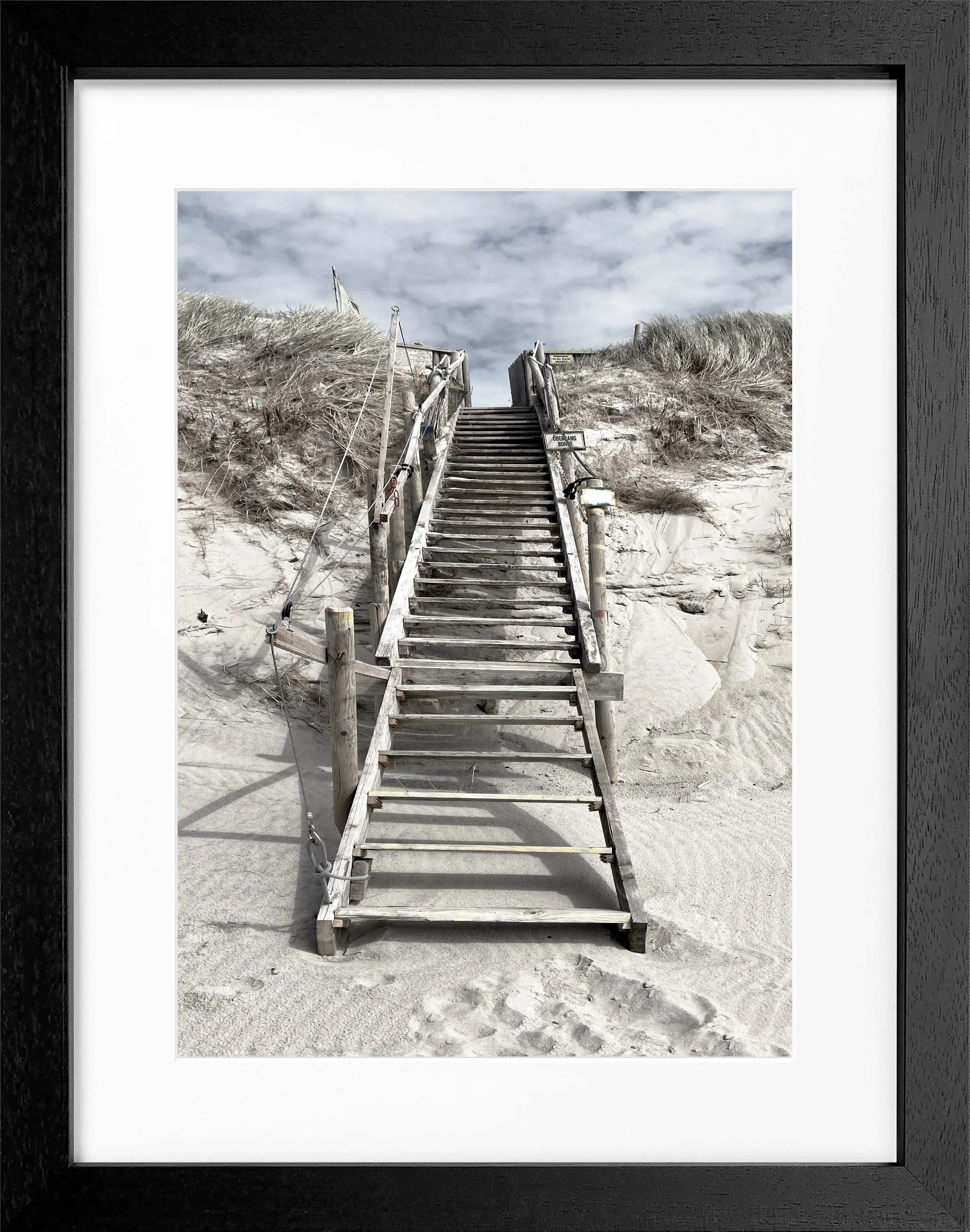 Schwarz-weiß Poster mit Rahmen, zeigt Dünen auf Sylt, Hörnum, von Cosman-Photocollection, Maße 25x31 cm