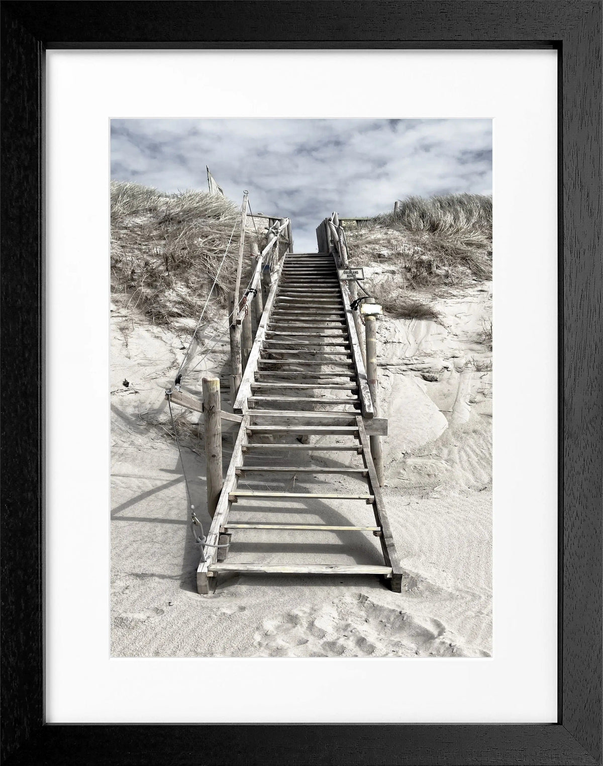 Schwarz-weiß Poster mit Rahmen von Cosman-Photocollection, Düne in Hörnum, Sylt, Motiv im Format 25x31 cm.