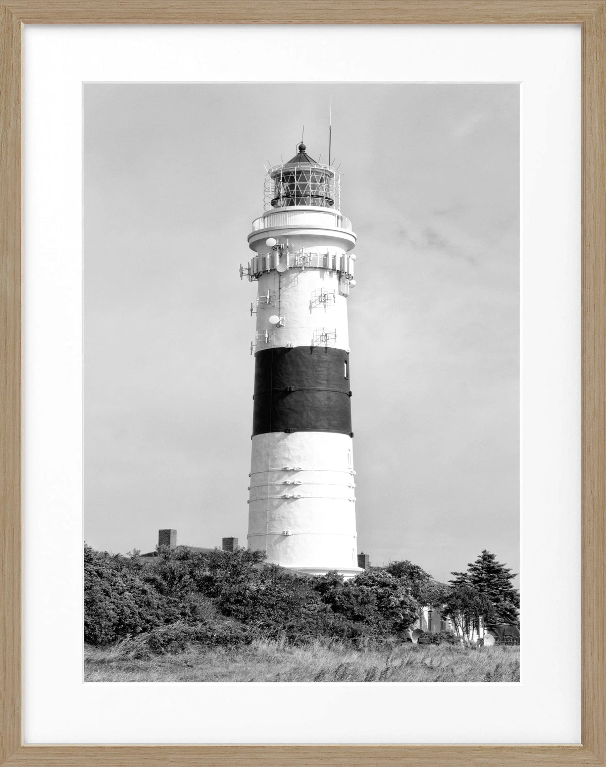Schwarzweiß-Poster mit Rahmen von Cosman-Photocollection, Kampener Leuchtturm Langer Christian auf Sylt, 25x31 cm.