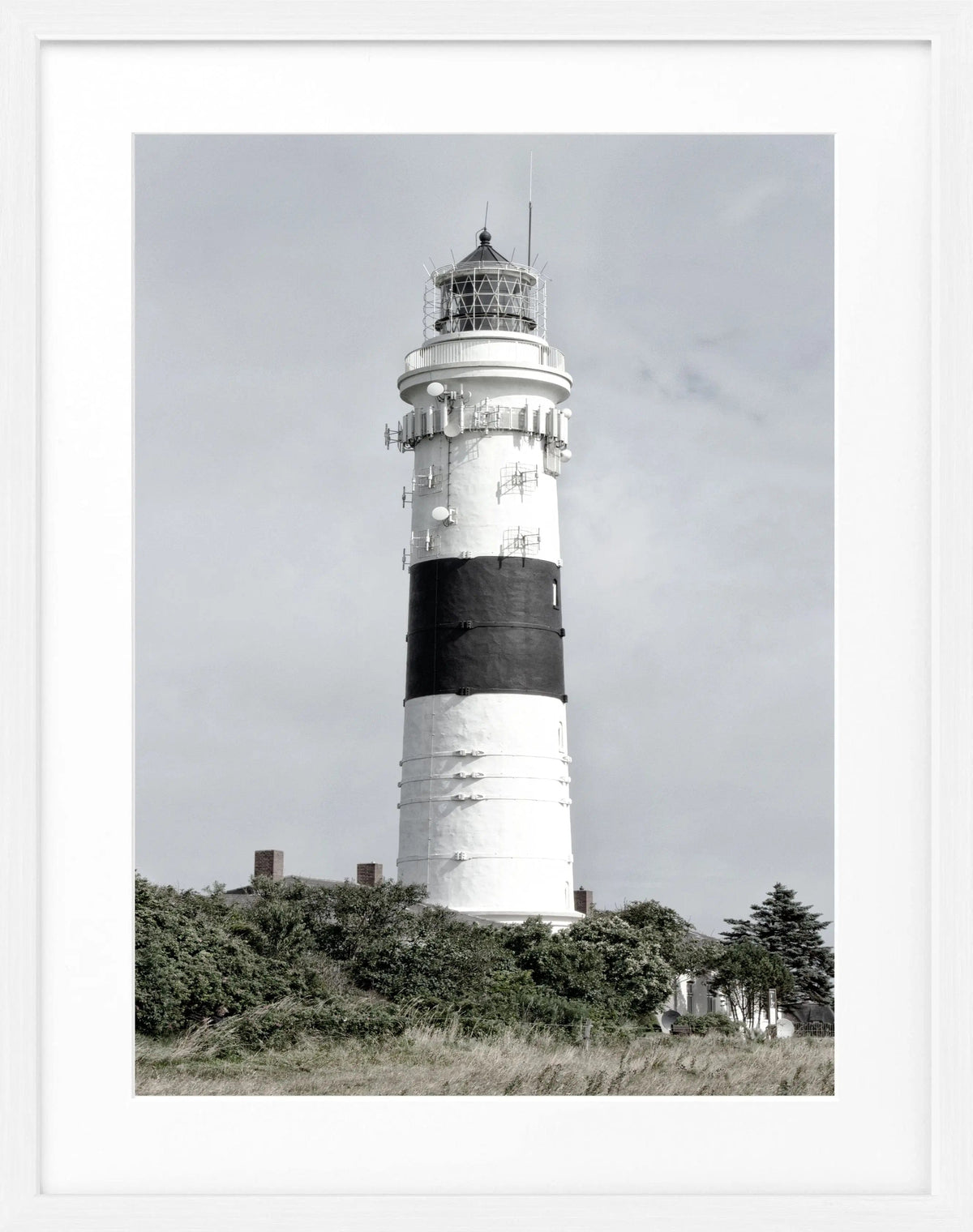 Schwarz-weiß Poster mit Rahmen, zeigt den Kampener Leuchtturm Langer Christian auf Sylt, von Cosman-Photocollection, 25x31 cm