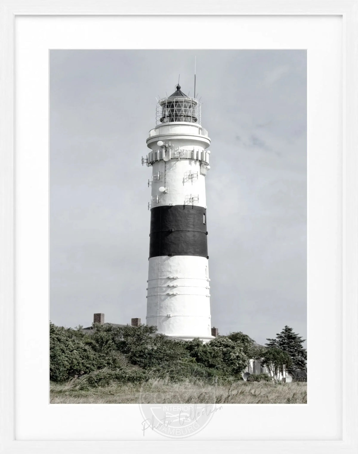 Schwarz-weiß Poster mit Rahmen, zeigt den Kampener Leuchtturm Langer Christian auf Sylt, von Cosman-Photocollection, 25x31 cm