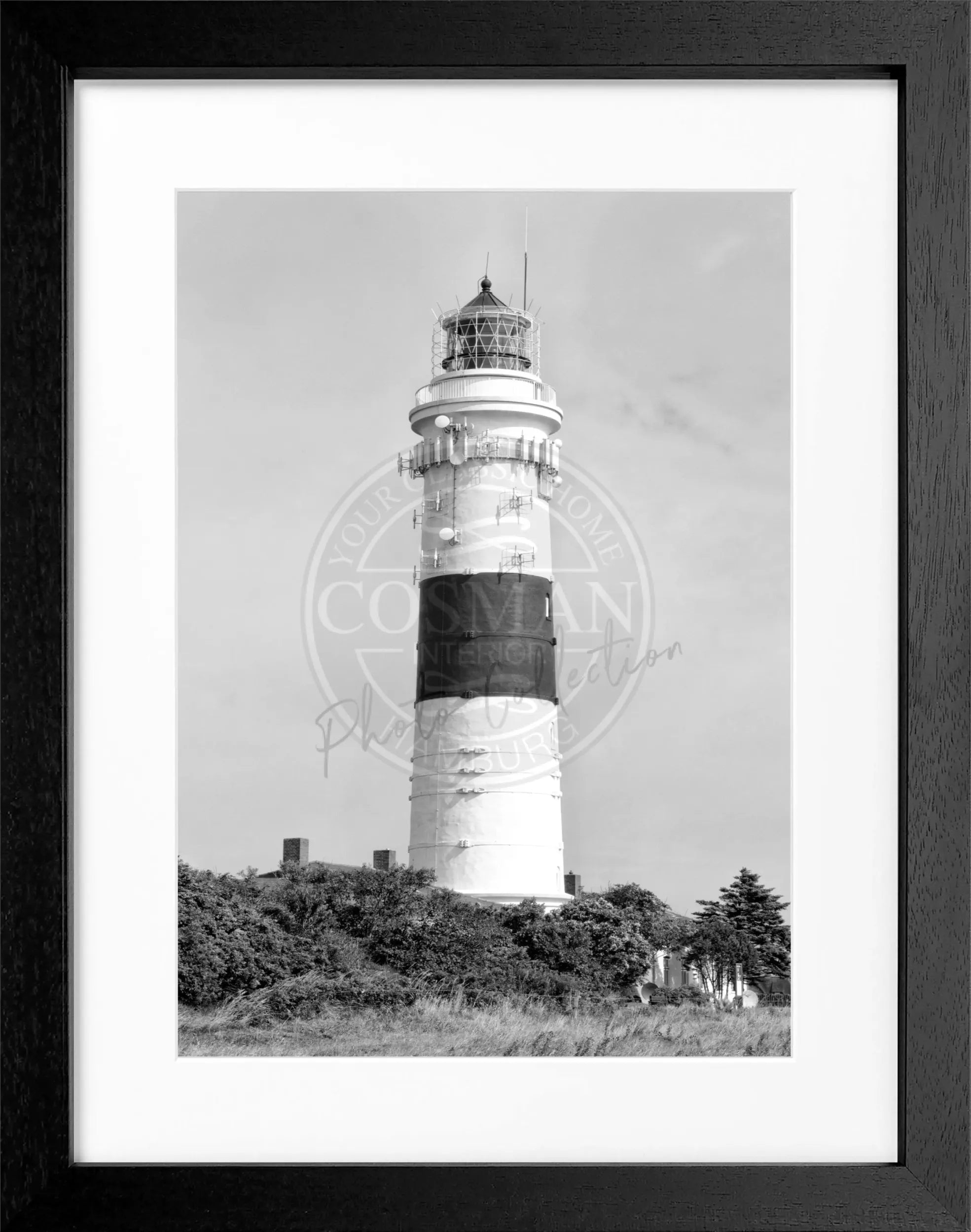 Schwarz-weiß Poster mit Rahmen, zeigt den Kampener Leuchtturm Langer Christian auf Sylt, von Cosman-Photocollection, 25x31cm