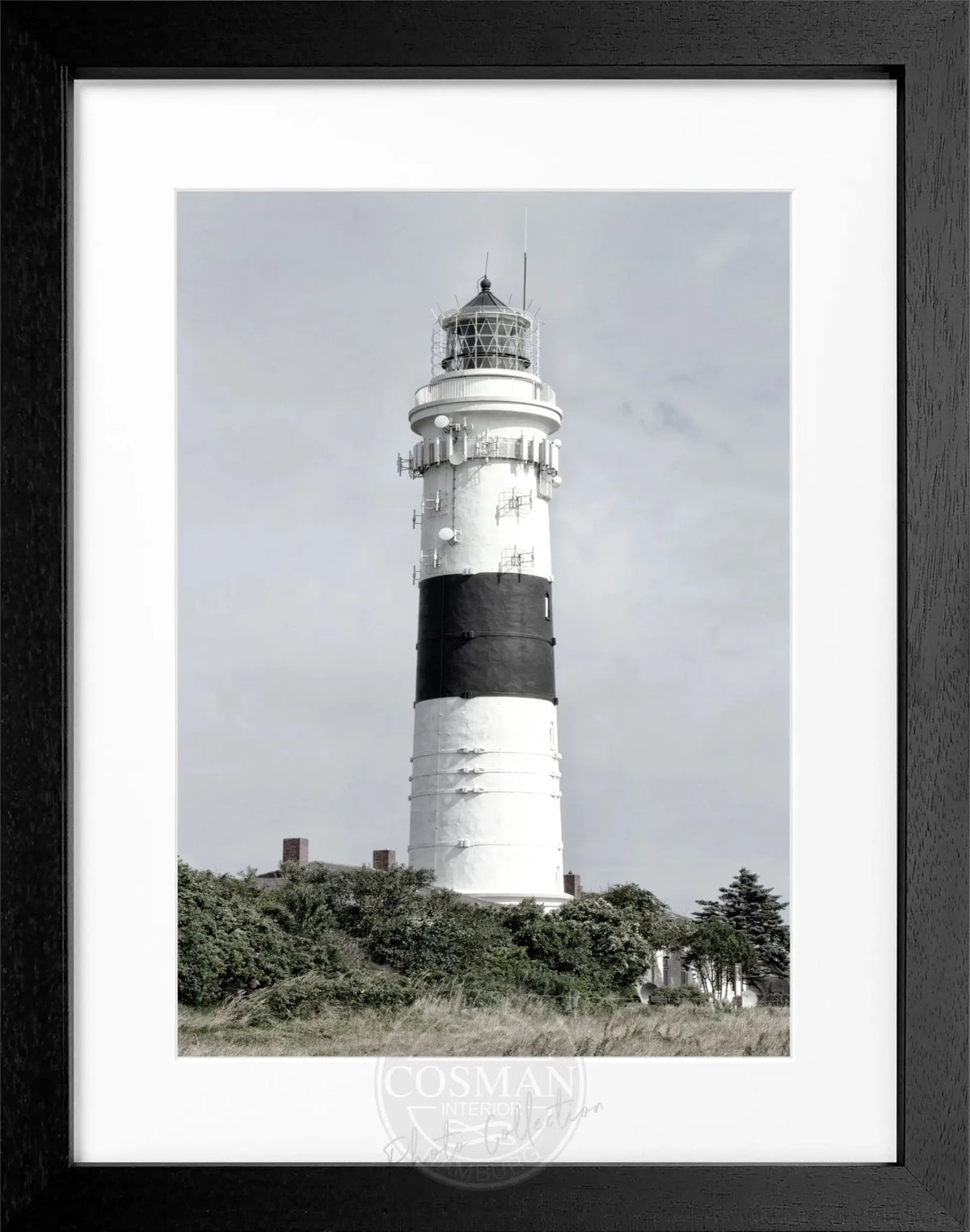 Schwarz-weiß Poster mit Rahmen von Cosman-Photocollection, zeigt den Kampener Leuchtturm Langer Christian auf Sylt, 25x31 cm