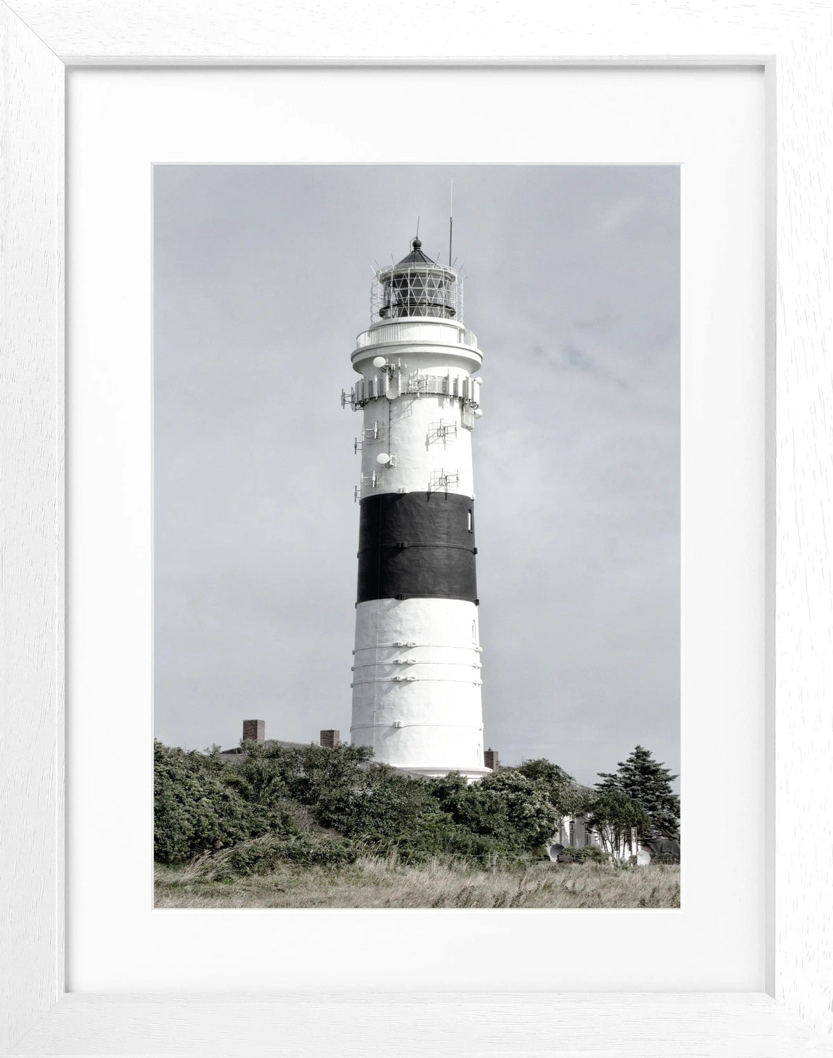 Schwarz-weiß Poster mit Rahmen, zeigt den Kampener Leuchtturm Langer Christian auf Sylt, von Cosman-Photocollection, 25x31 cm