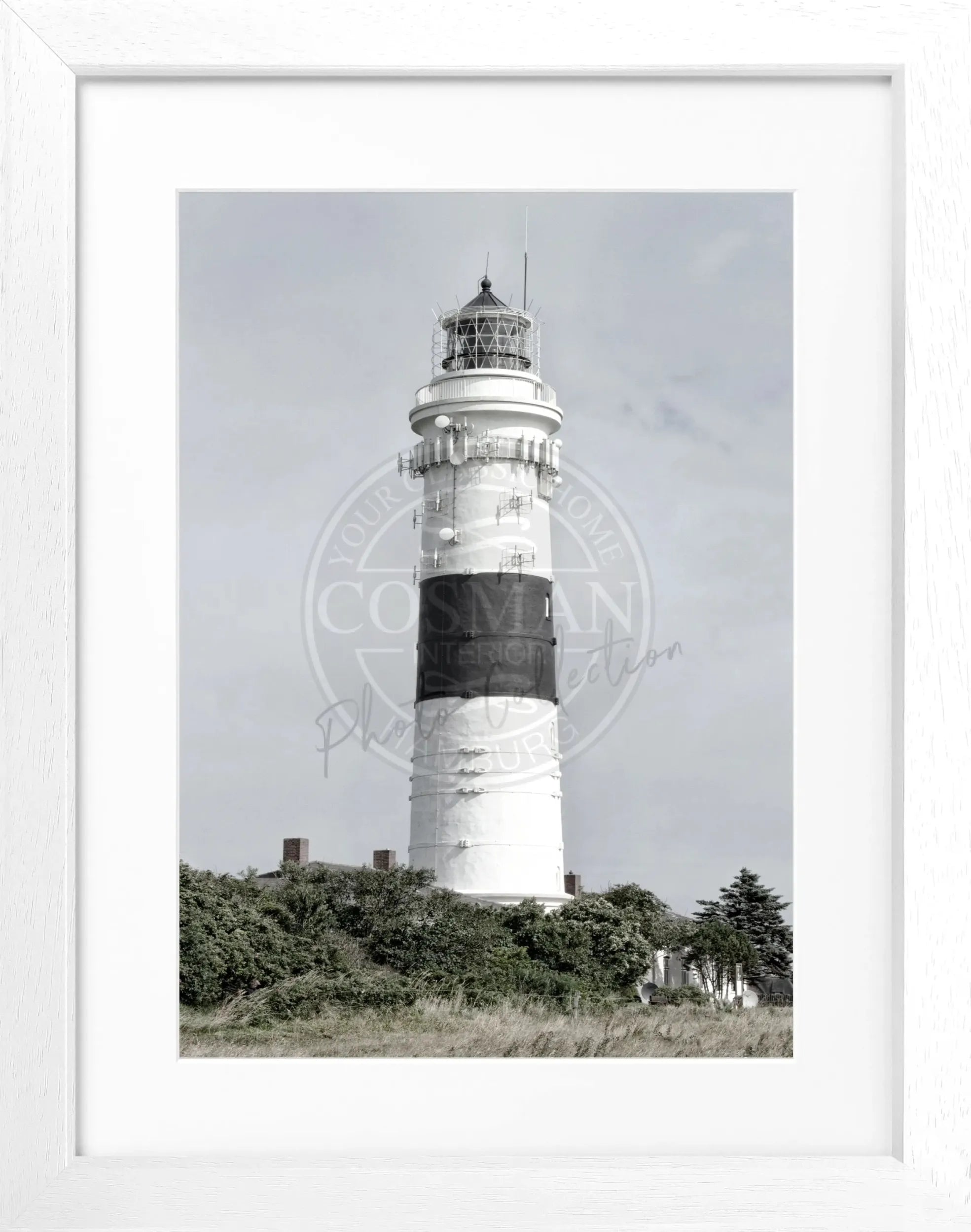 Schwarz-weiß Poster mit Rahmen, zeigt den Kampener Leuchtturm Langer Christian auf Sylt, von Cosman-Photocollection, 25x31 cm
