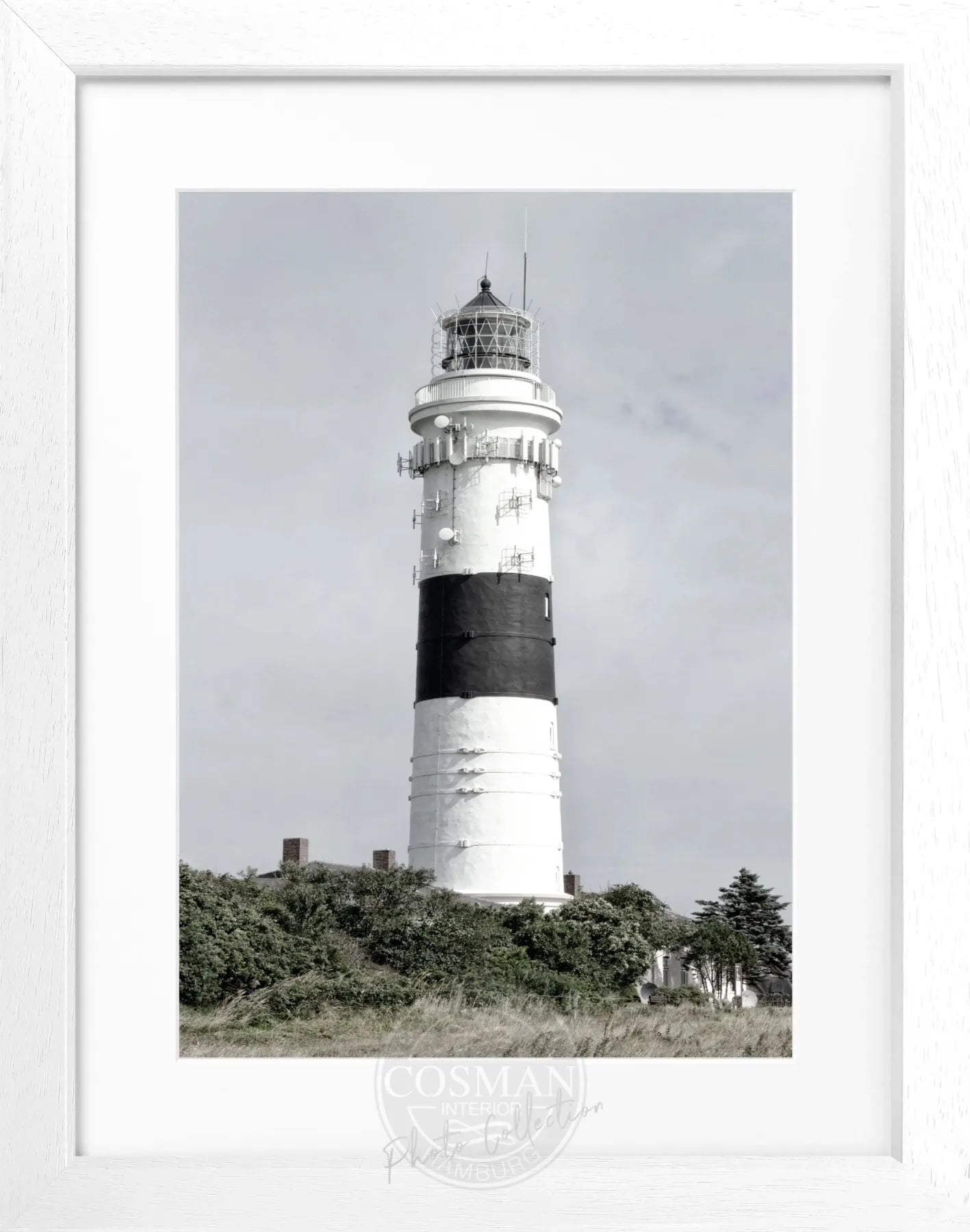 Schwarz-weiß Poster mit Rahmen, zeigt den Kampener Leuchtturm Langer Christian auf Sylt, von Cosman-Photocollection, 25x31 cm