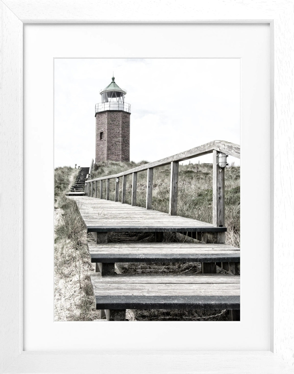 Schwarz-weiß Poster mit Rahmen, zeigt den Leuchtturm Kampen auf Sylt, von Cosman-Photocollection, 25x31 cm, Bild im Meer- und Leuchtturm-Motiv