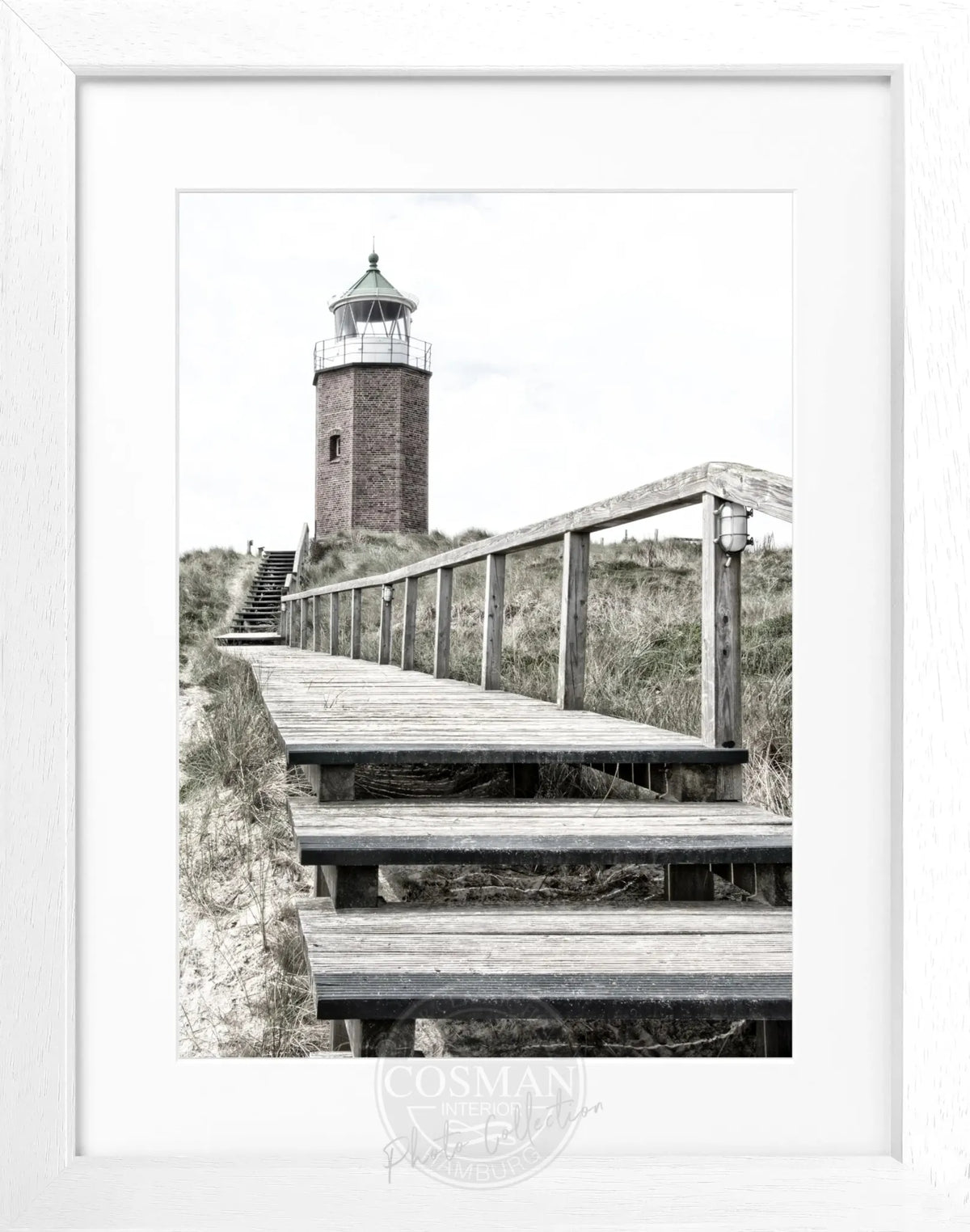 Schwarz-weiß Poster mit Rahmen, zeigt den Leuchtturm Kampen auf Sylt, von Cosman-Photocollection, 25x31 cm, Bild im Meer- und Leuchtturm-Motiv