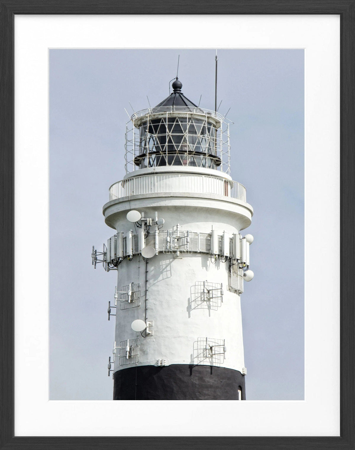 Schwarz-weiß Poster mit Rahmen von Cosman-Photocollection, Leuchtturm Sylt Kampen, Motiv in 25x31 cm, Wanddekoration