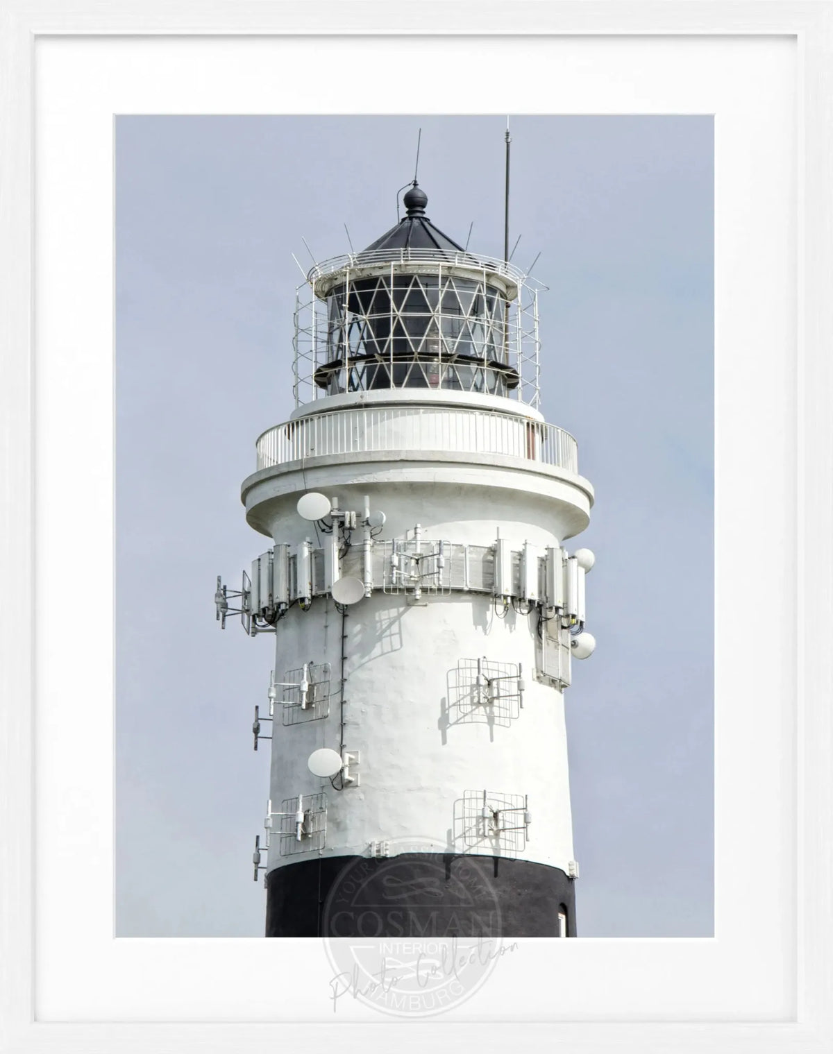 Schwarz-weiß Poster mit Rahmen von Cosman-Photocollection, zeigt den Leuchtturm Kampen auf Sylt, Maße 25x31 cm.