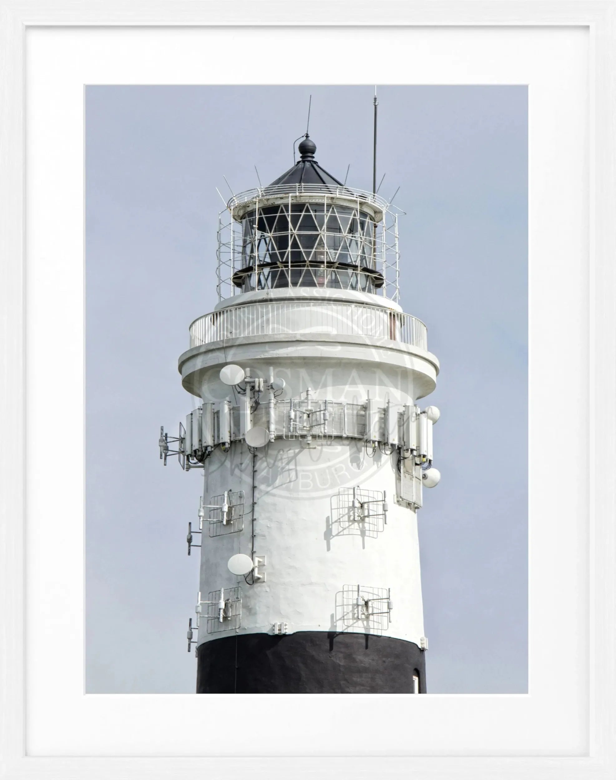 Schwarz-weiß Poster mit Rahmen von Cosman-Photocollection, zeigt den Leuchtturm Kampen auf Sylt, Maße 25x31 cm.