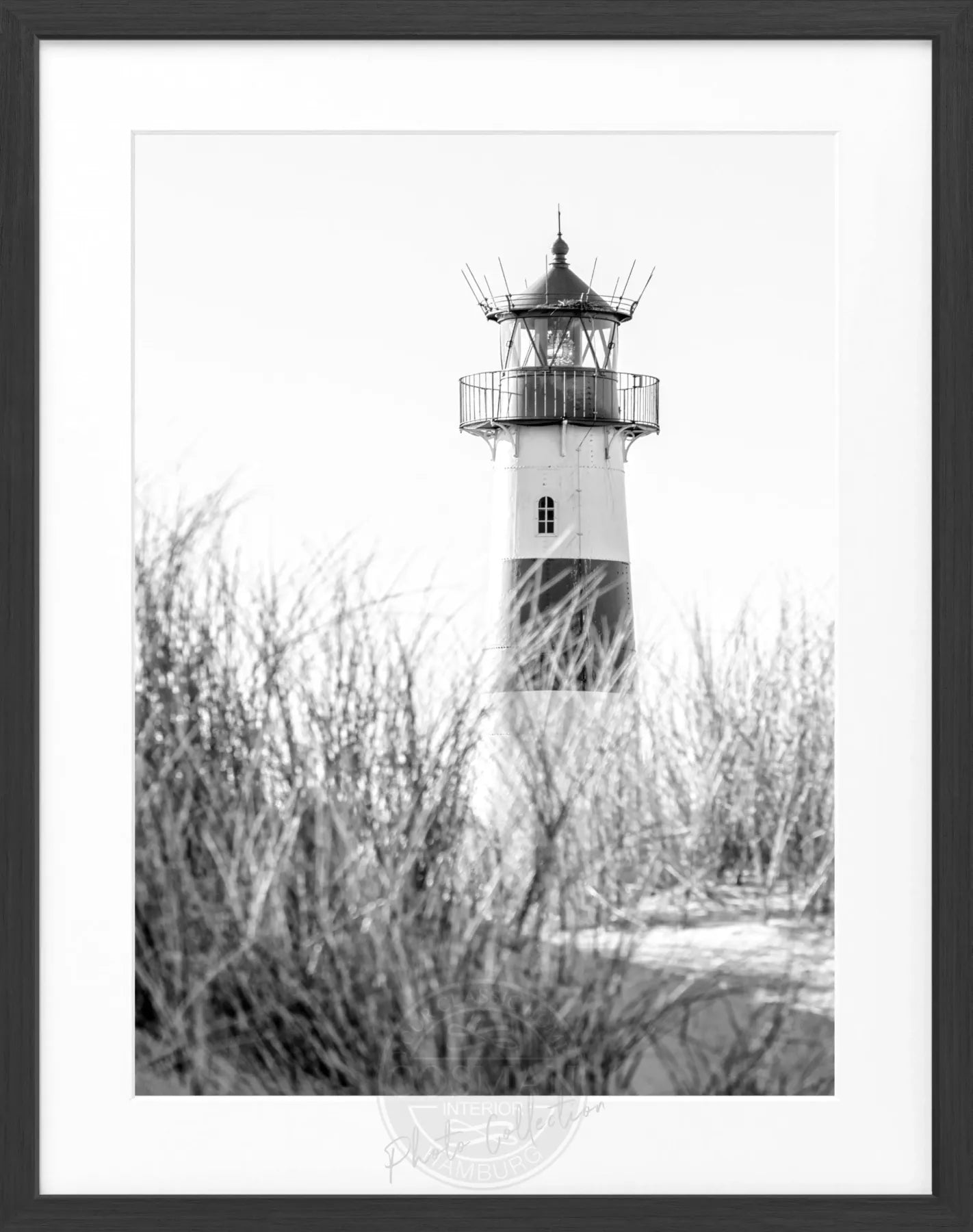 Schwarz-weiß Poster mit Rahmen, Sylt Leuchtturm ’List’, von Cosman-Photocollection, 25x31cm, dekoratives Seaside-Motiv