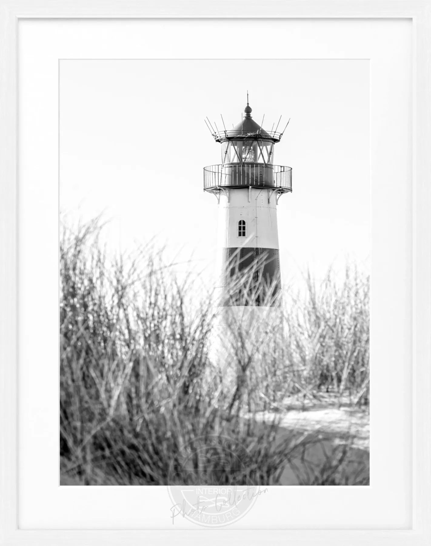 Schwarz-weiß Poster mit Rahmen, zeigt den Leuchtturm Sylt ’List’ von Cosman-Photocollection, 25x31cm, Wanddekoration