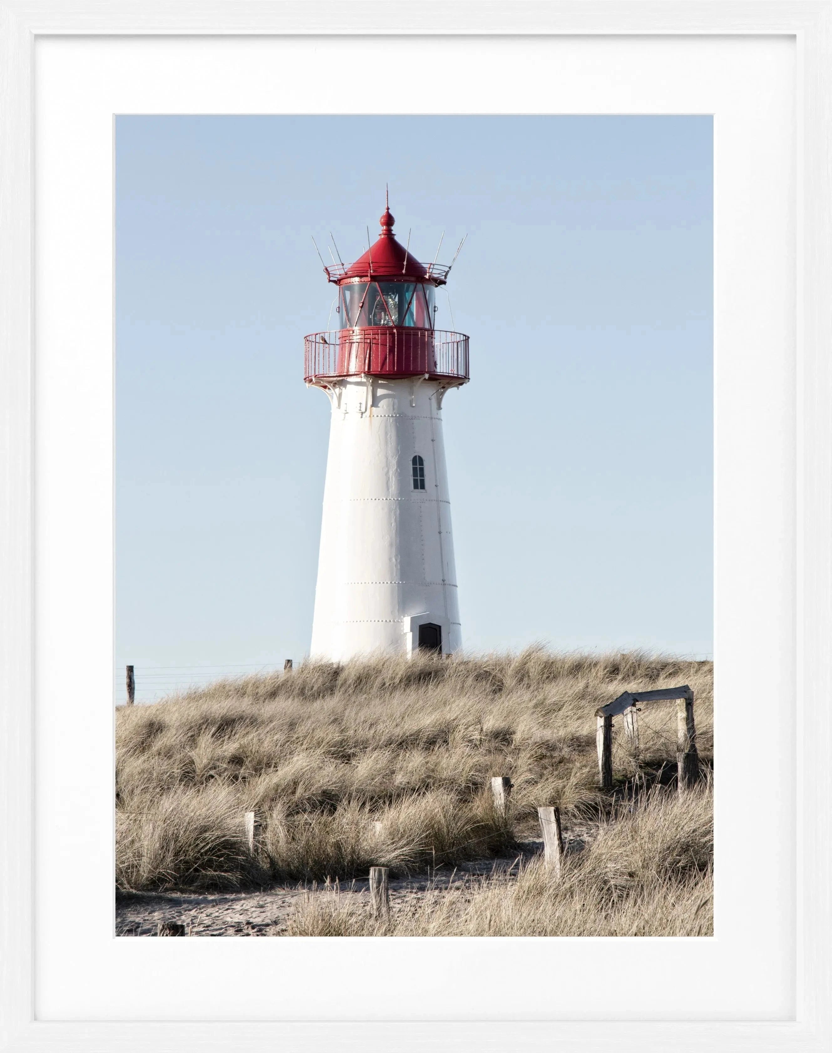 Schwarz-weiß Poster mit Rahmen, zeigt den Leuchtturm List auf Sylt, von Cosman-Photocollection, 25x31cm.