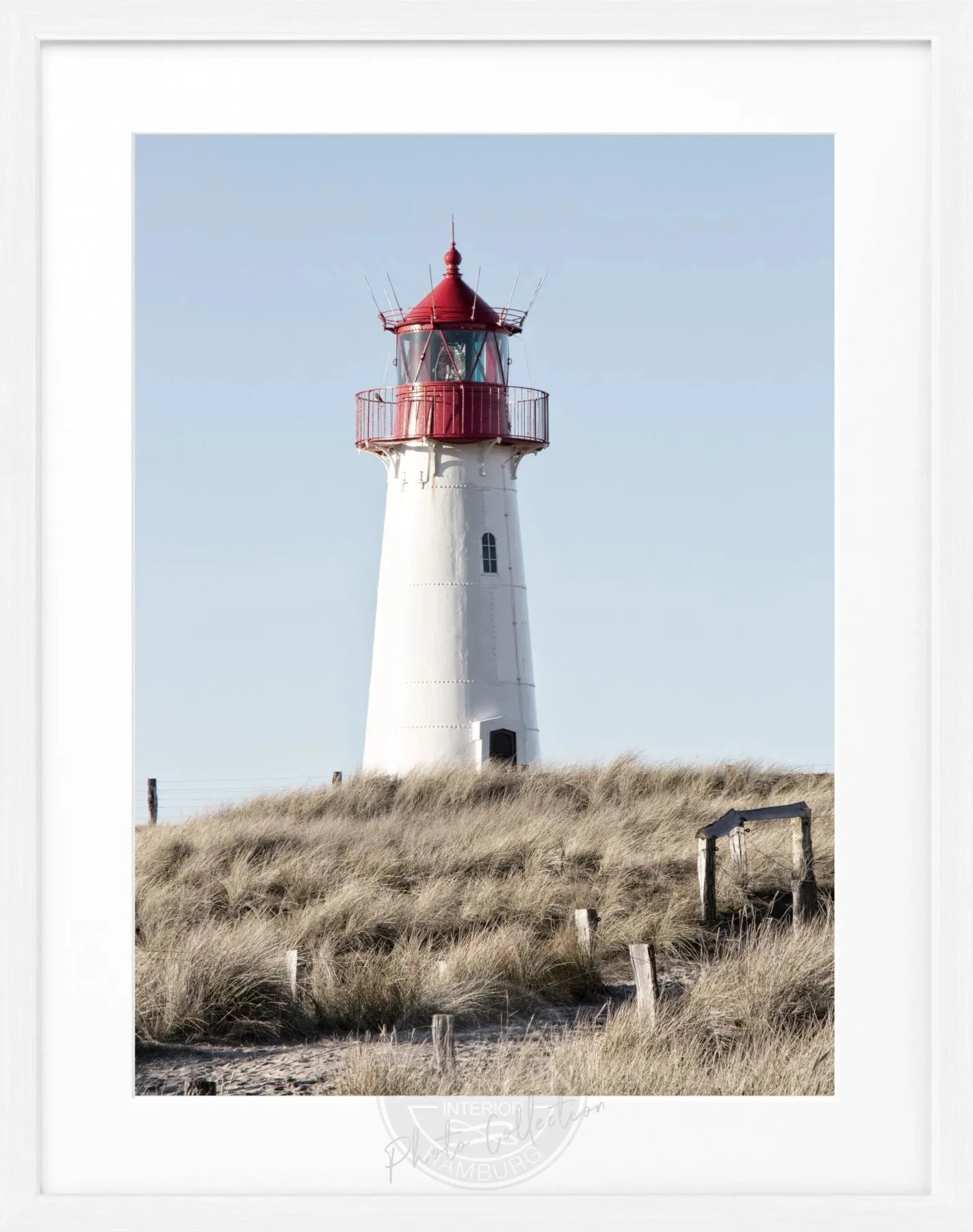 Schwarz-weiß Poster mit Rahmen, zeigt den Leuchtturm List auf Sylt, von Cosman-Photocollection, 25x31cm.