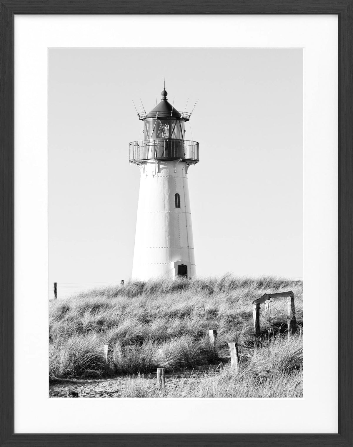 Schwarz-weiß Poster mit Rahmen, zeigt den Leuchtturm List auf Sylt, von Cosman-Photocollection, 25x31 cm, Wanddekoration