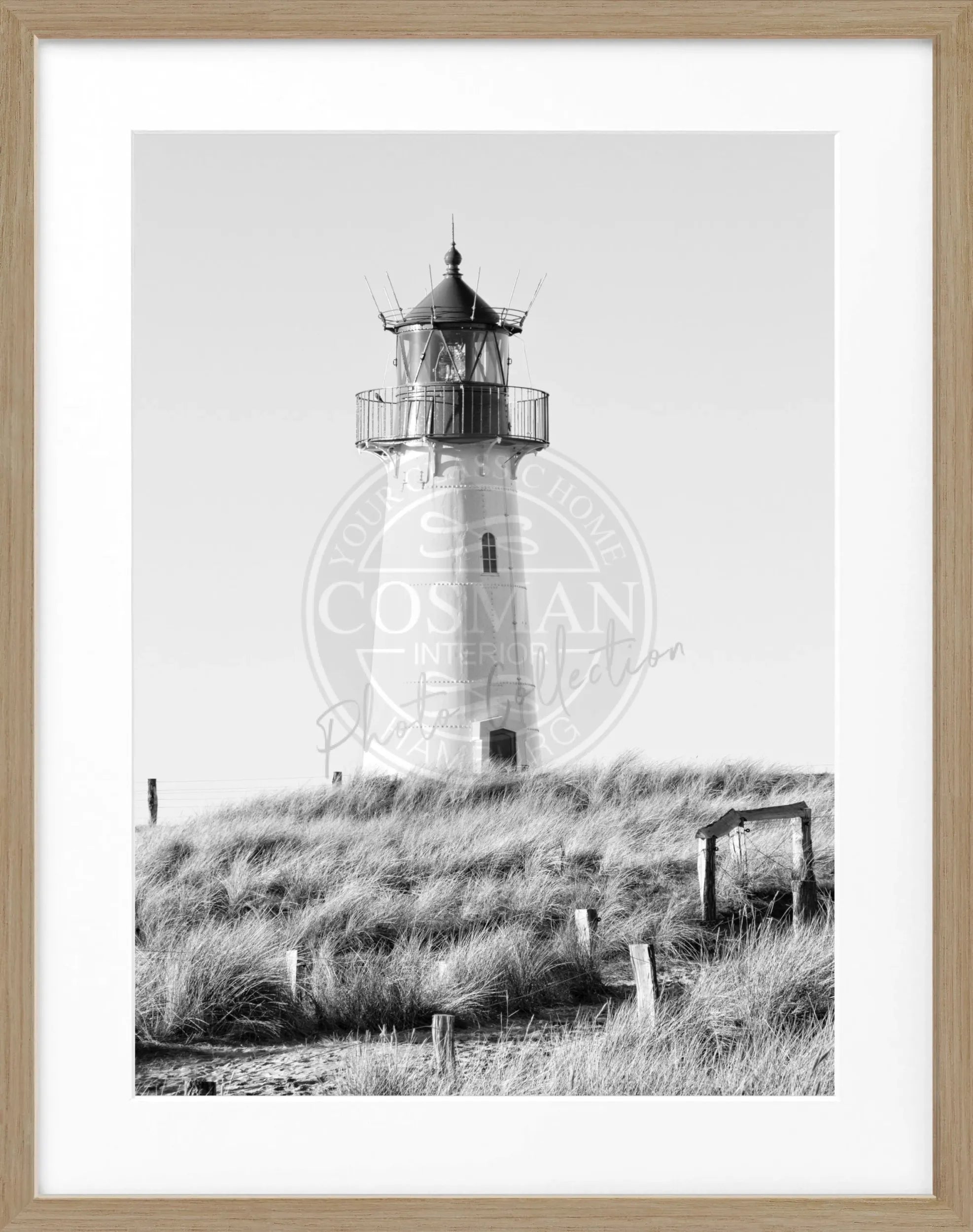 Schwarz-weiß Poster mit Rahmen von Cosman-Photocollection, zeigt den Leuchtturm List auf Sylt, Maße 25x31 cm.