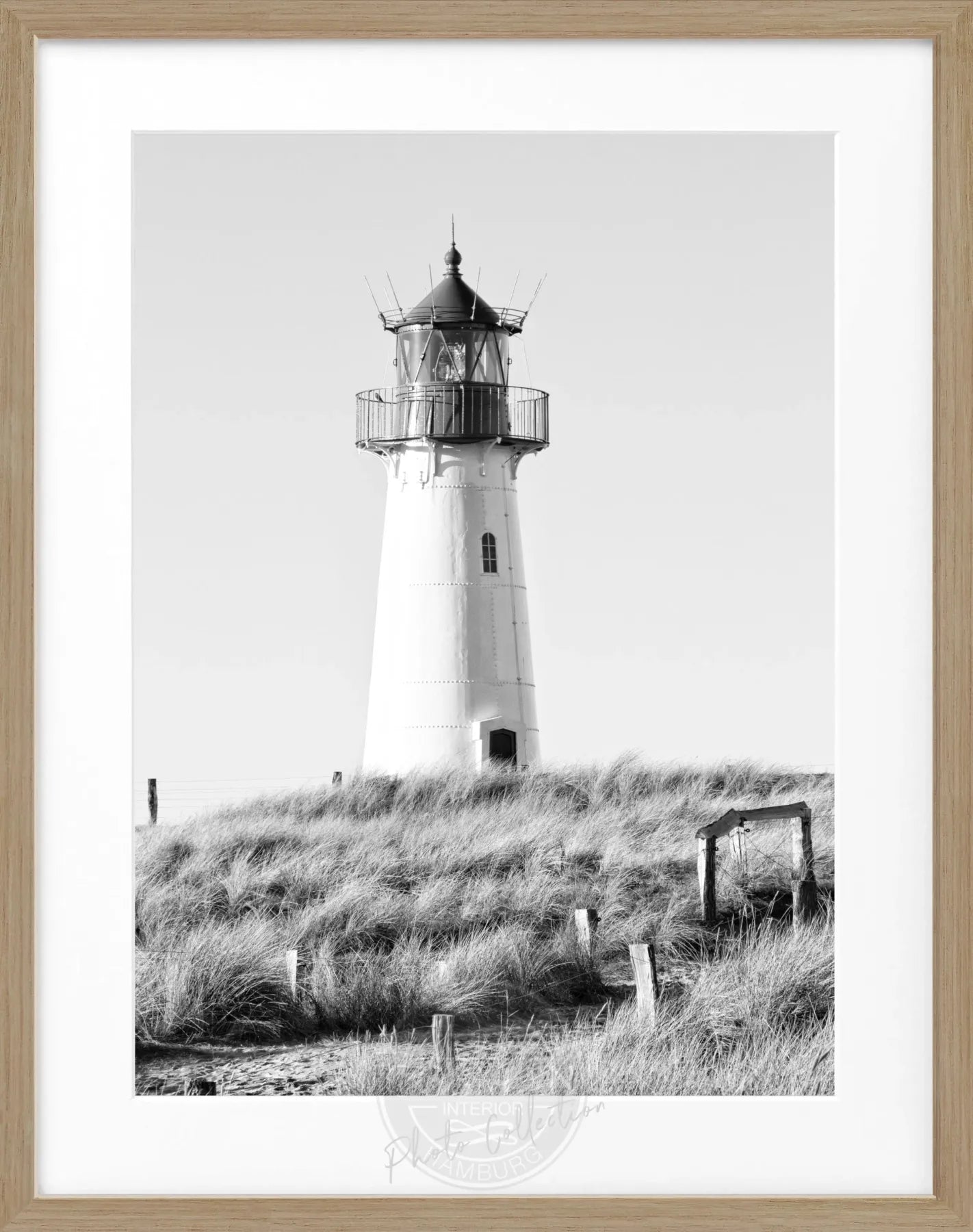 Schwarz-weiß Poster mit Rahmen von Cosman-Photocollection, zeigt den Leuchtturm List auf Sylt, Maße 25x31 cm.