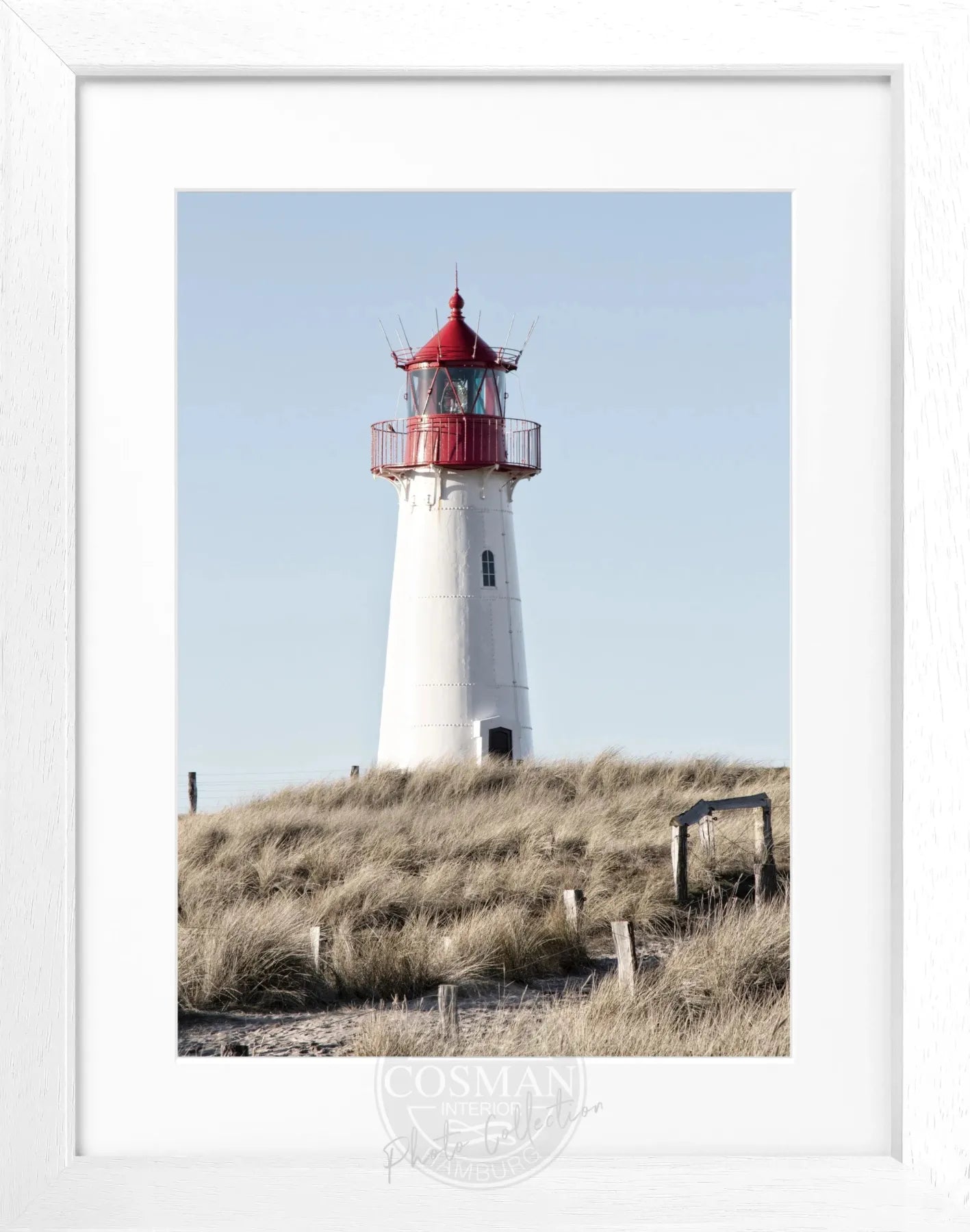 Schwarz-weiß Poster mit Rahmen von Cosman-Photocollection, Leuchtturm List auf Sylt, Maße 25x31cm, Motiv in Strandnähe.