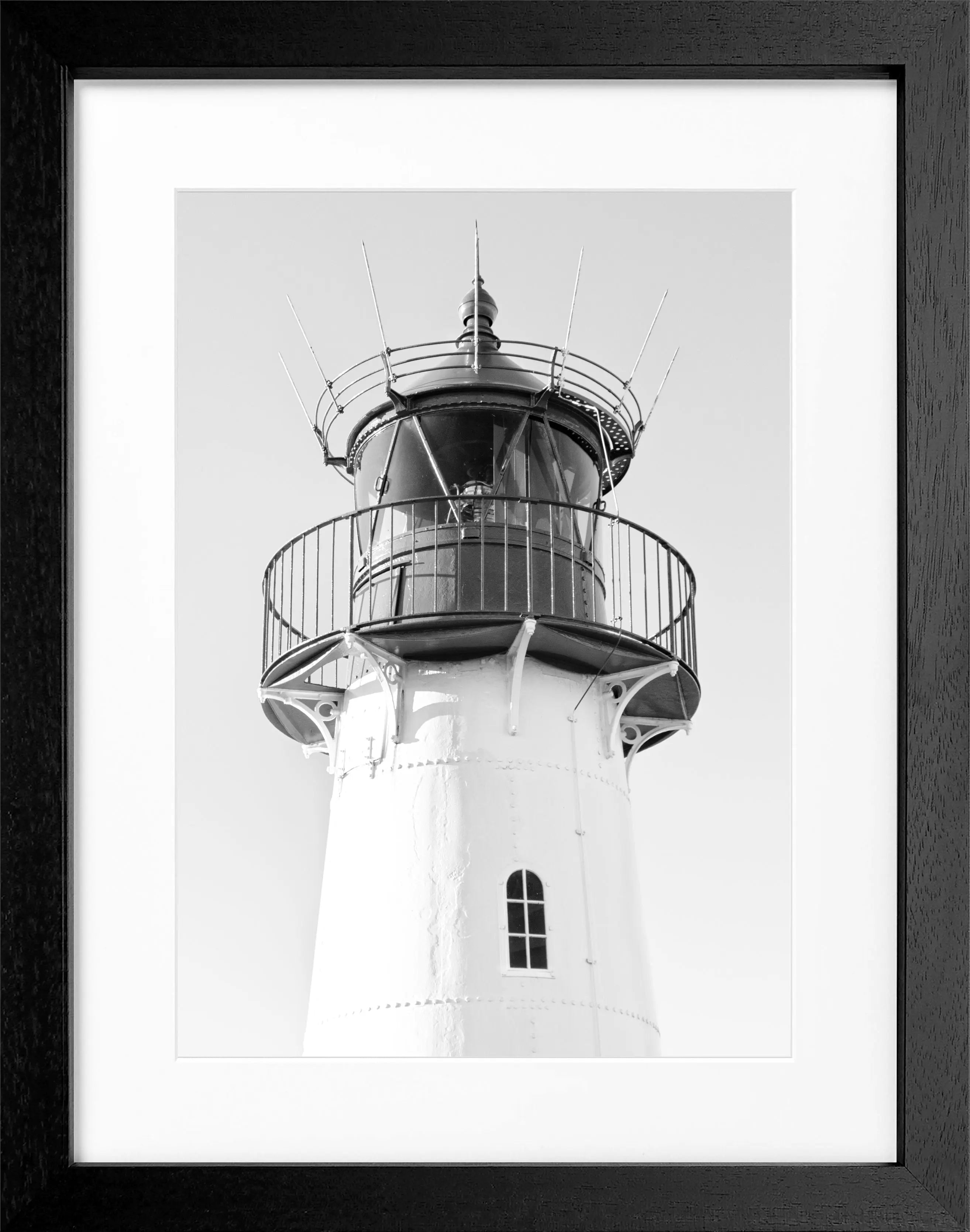 Schwarz-weiß Poster mit Rahmen von Cosman-Photocollection, Lister Leuchtturm auf Sylt, Maße 25x31 cm, Motiv in Schwarz-Weiß