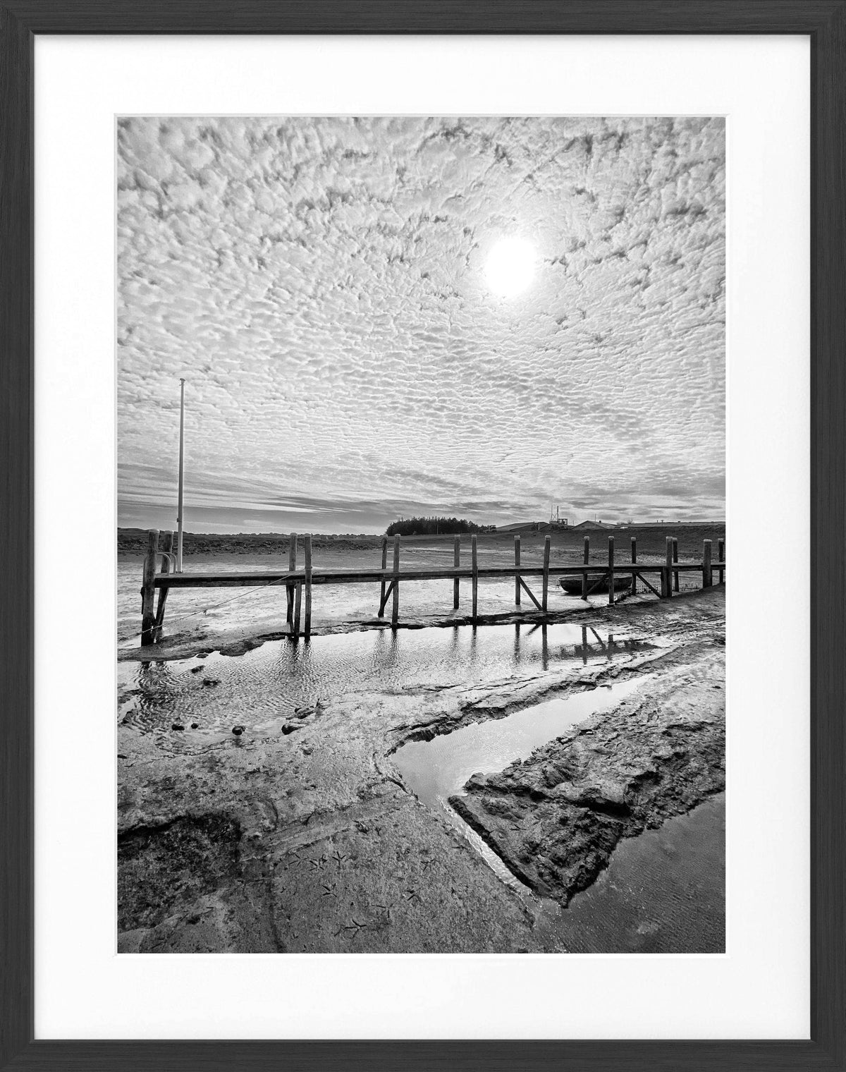 Schwarz-weiß Poster mit Rahmen, zeigt den Hafen von Rantum auf Sylt, von Cosman-Photocollection, 25x31 cm, Motiv im Bild sichtbar