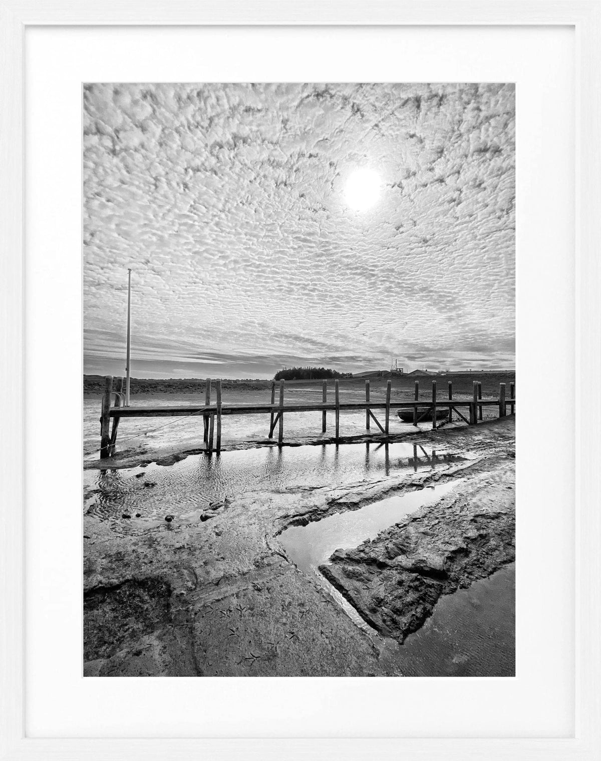 Schwarz-weiß Poster vom Hafen Sylt Rantum mit Rahmen, von Cosman-Photocollection, 25x31 cm, maritime Motiv