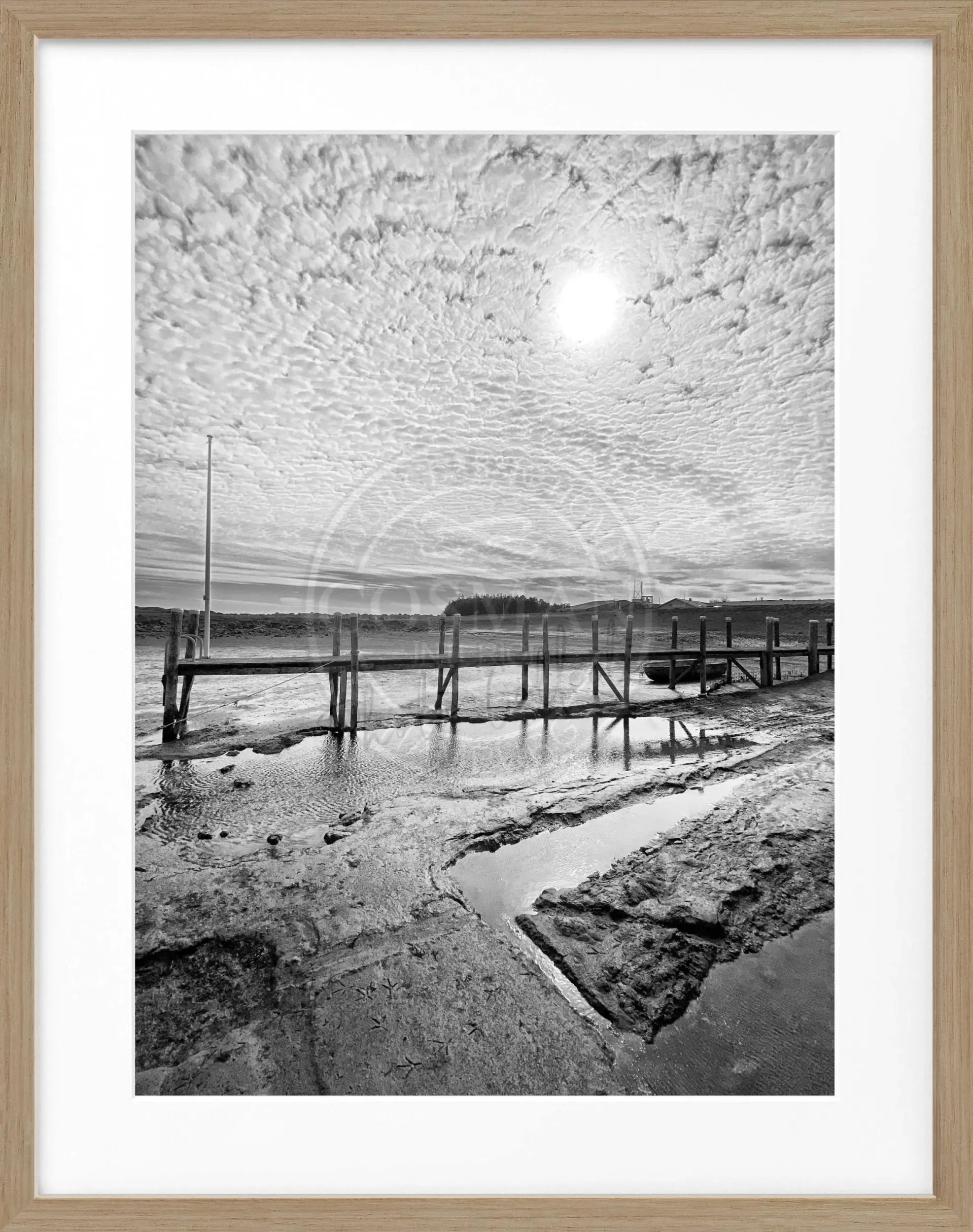 Schwarz-weiß Poster mit Rahmen von Cosman-Photocollection, zeigt den Hafen von Rantum auf Sylt, Maße 25x31cm