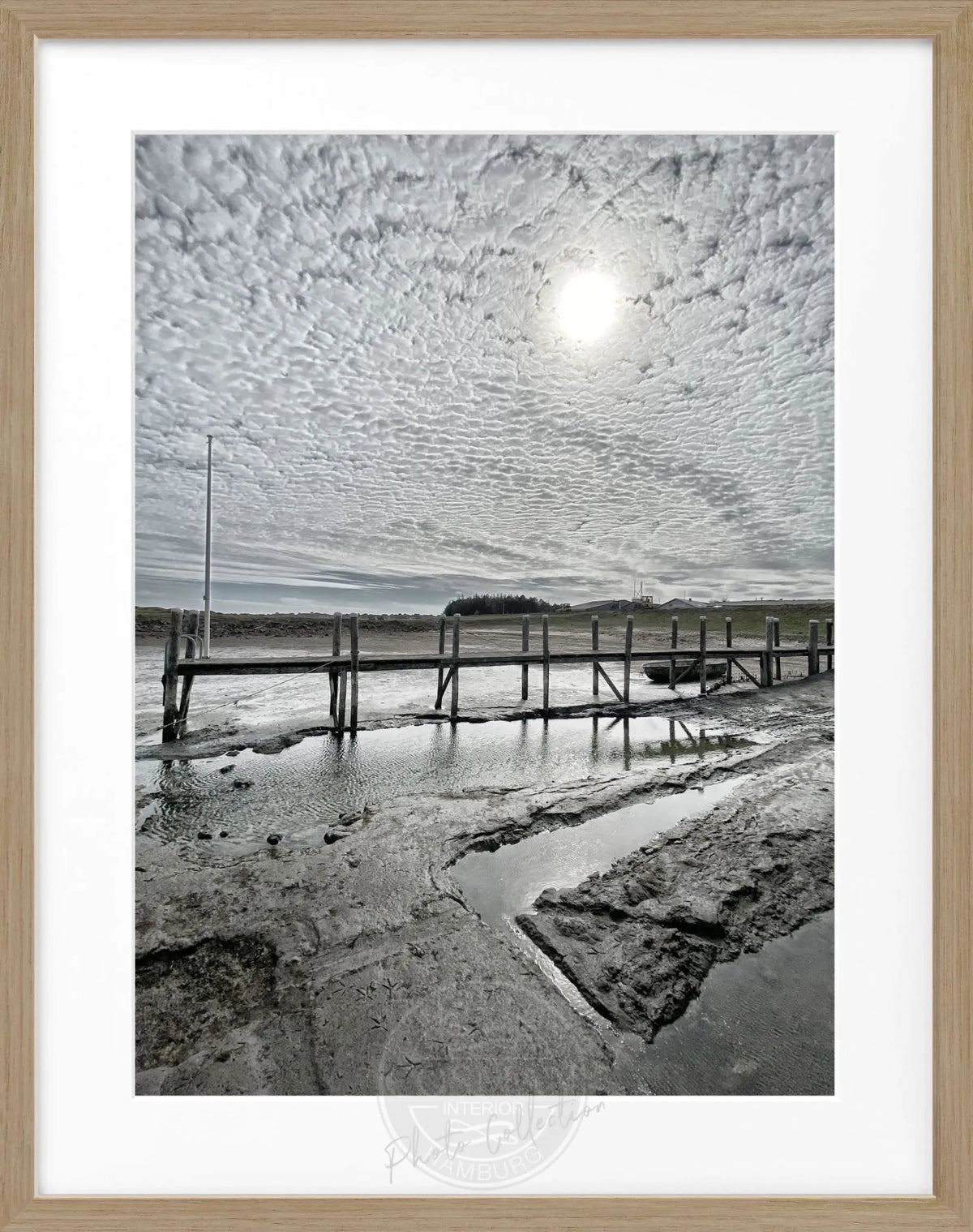 Schwarz-weiß Poster mit Rahmen, zeigt den Hafen von Rantum auf Sylt, von Cosman-Photocollection, 25x31cm