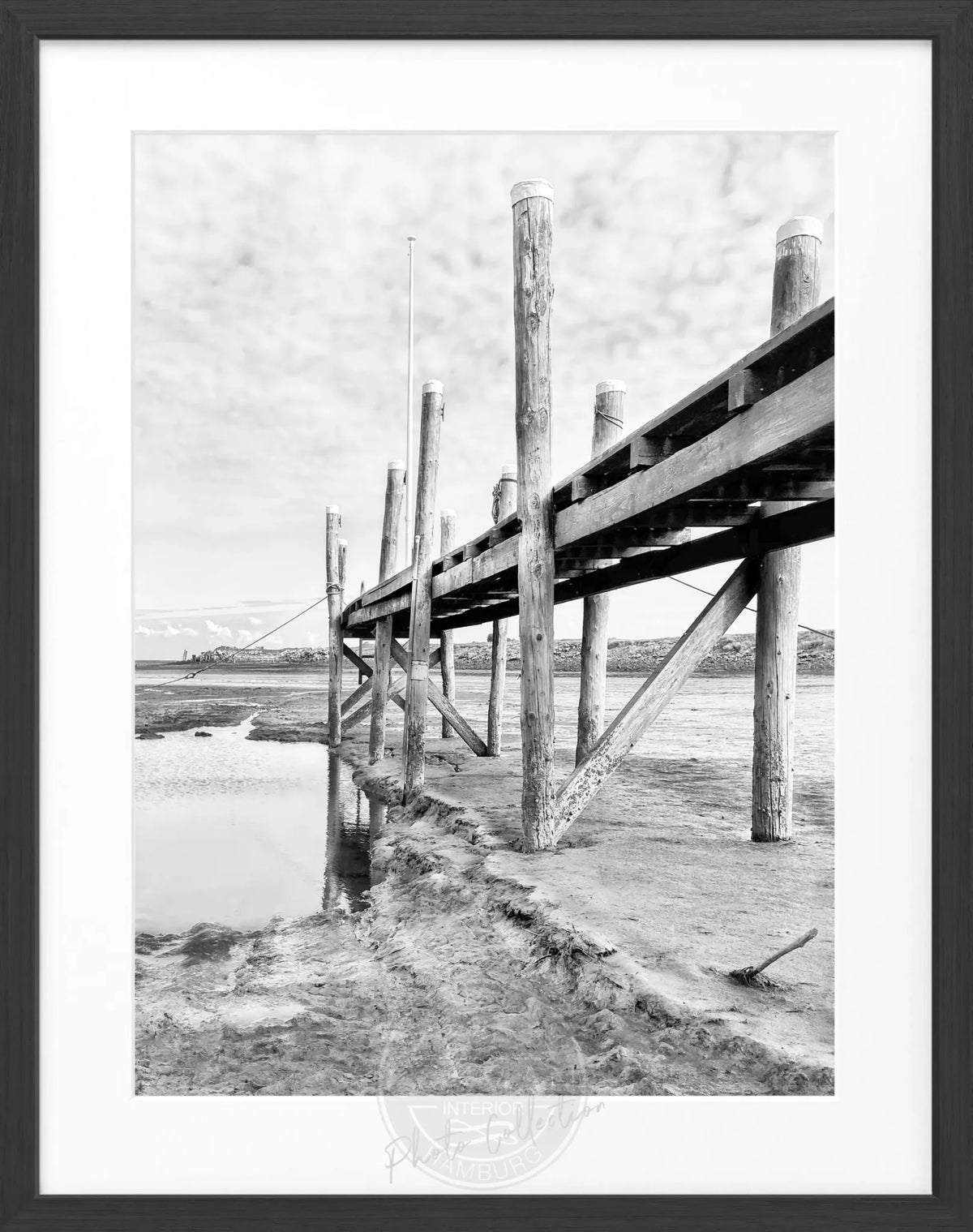 Schwarz-weiß Poster mit Rahmen von Cosman-Photocollection, zeigt den Hafen Rantum auf Sylt, Maße 25x31 cm.