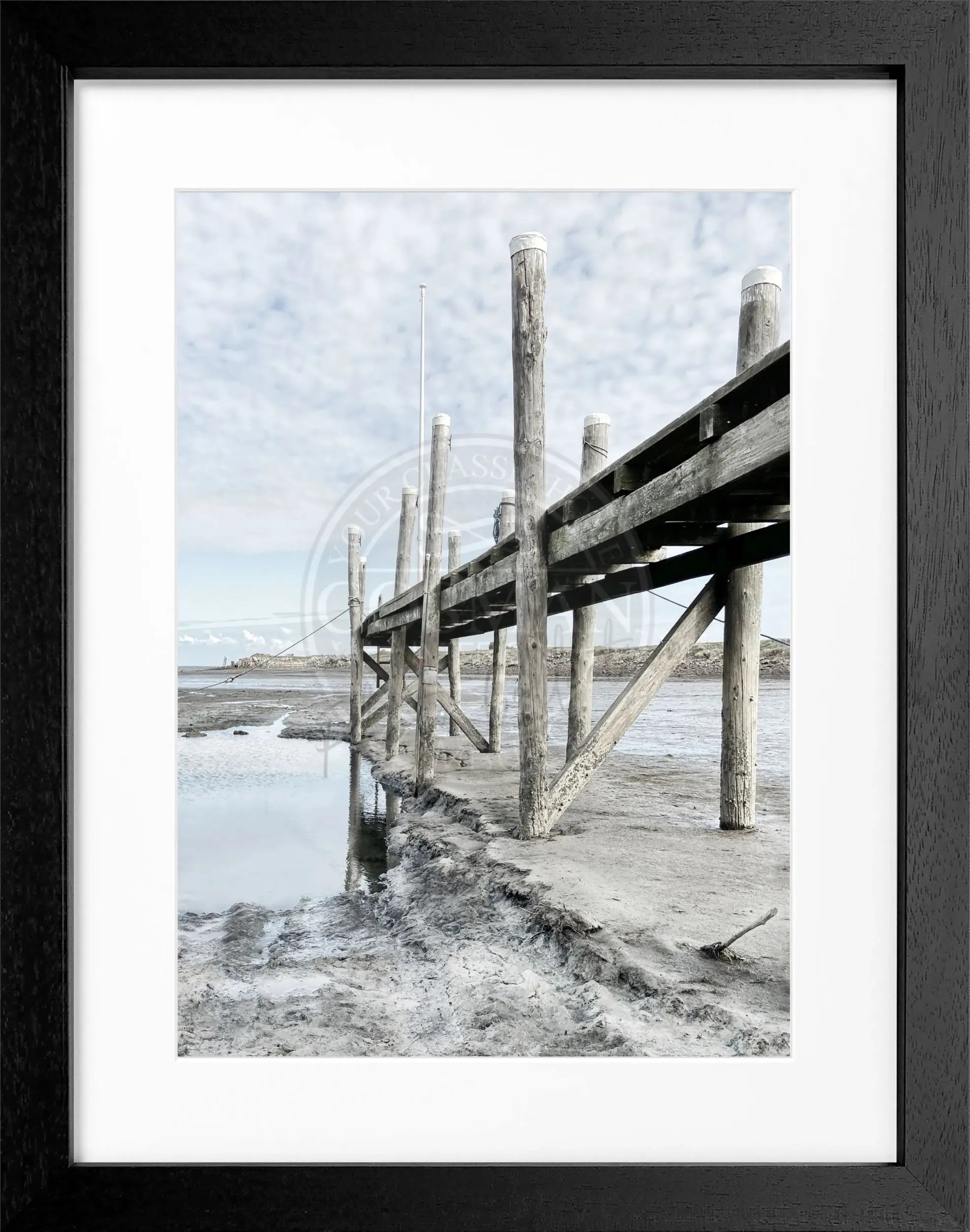 Schwarz-weiß Poster mit Rahmen von Cosman-Photocollection, zeigt den Hafen Rantum auf Sylt, Maße 25x31cm.