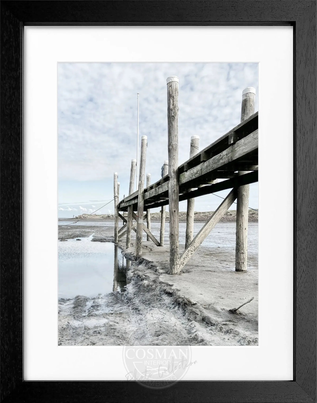 Schwarz-weiß Poster mit Rahmen von Cosman-Photocollection, zeigt den Hafen Rantum auf Sylt, Maße 25x31cm.