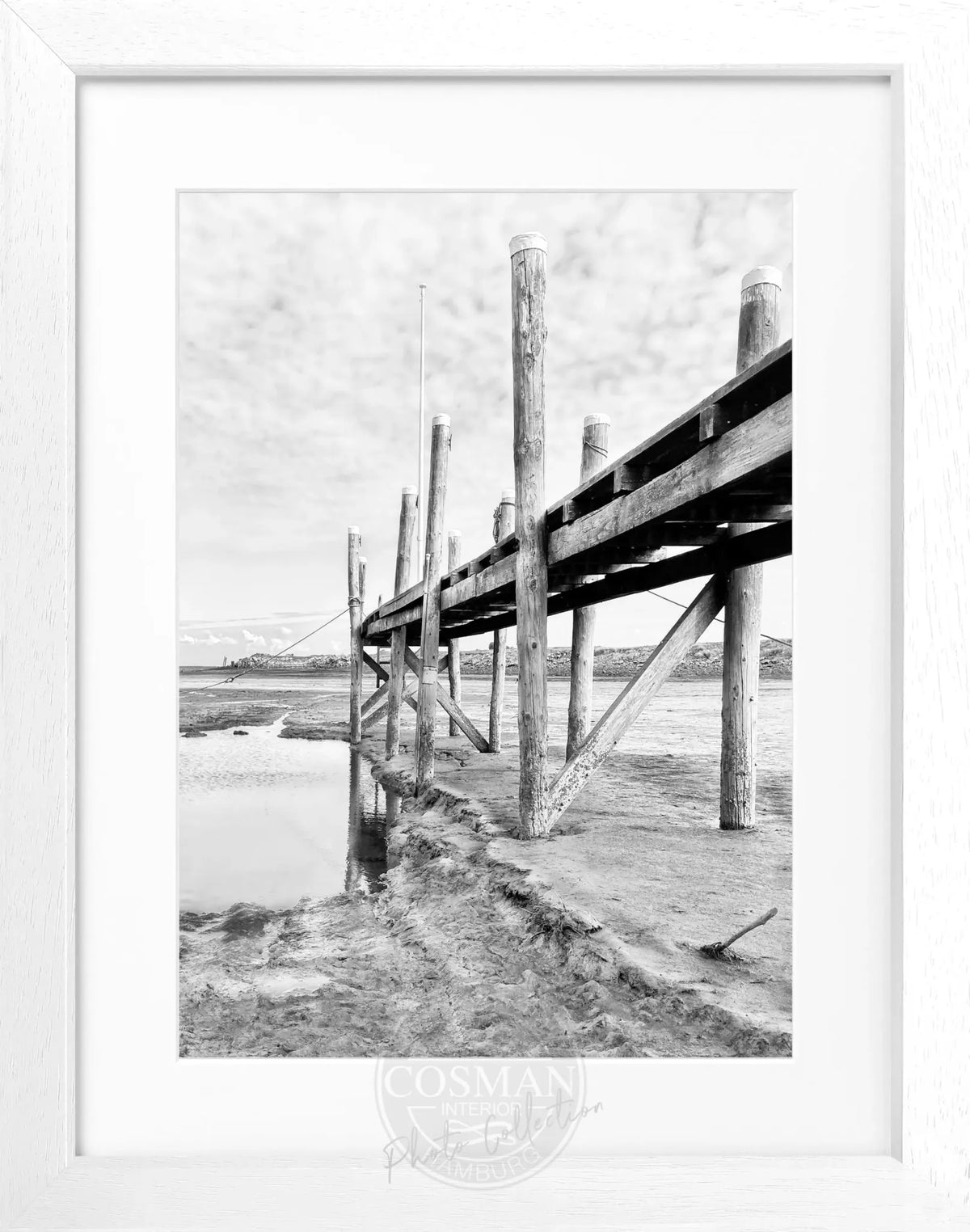 Schwarz-weiß Poster mit Rahmen von Sylt Rantum Hafen, 25x31 cm, von Cosman-Photocollection, zeigt Hafenansicht