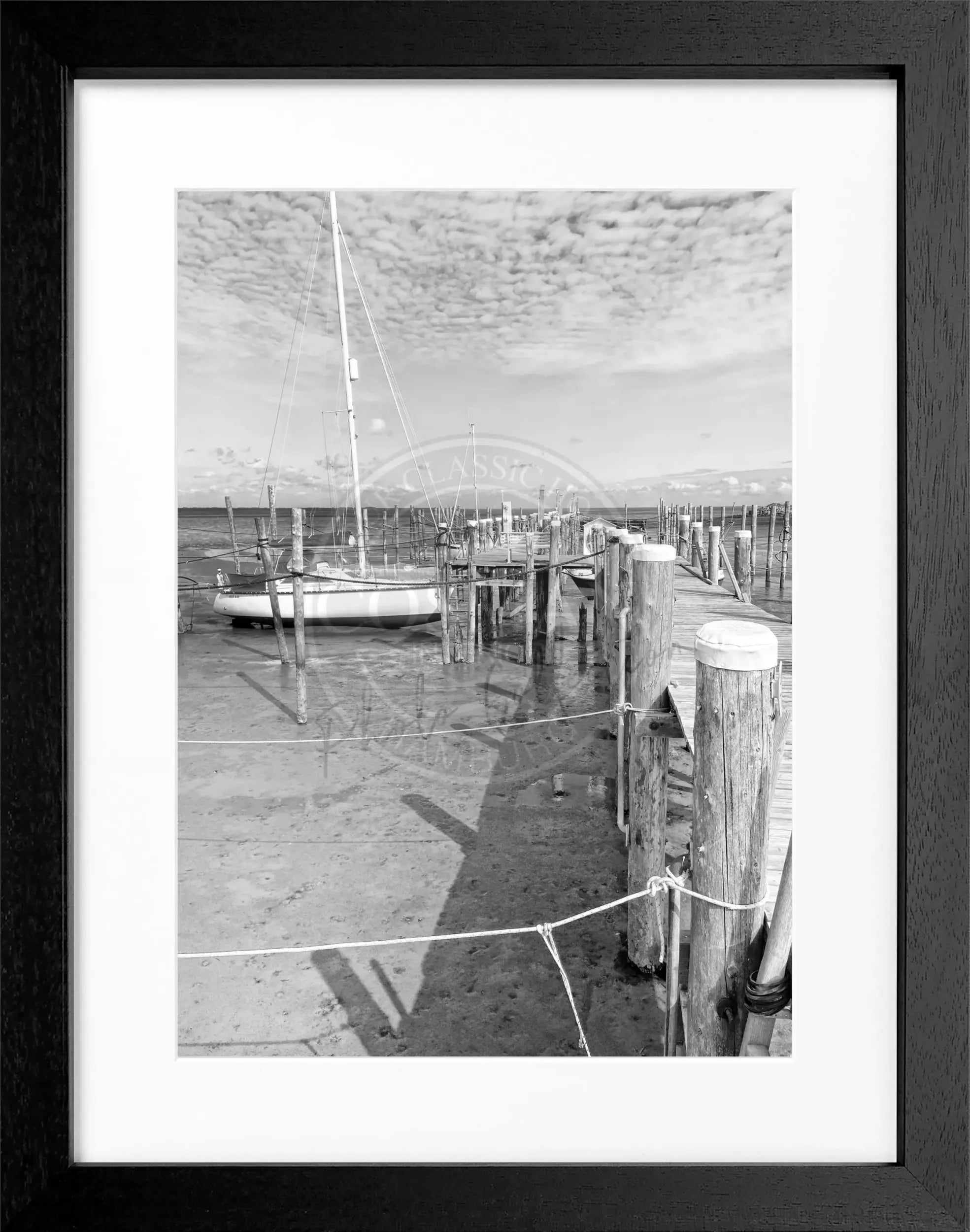 Schwarz-weiß Poster mit Rahmen von Sylt Rantum, Motiv im Format 25x31cm, von Cosman-Photocollection.