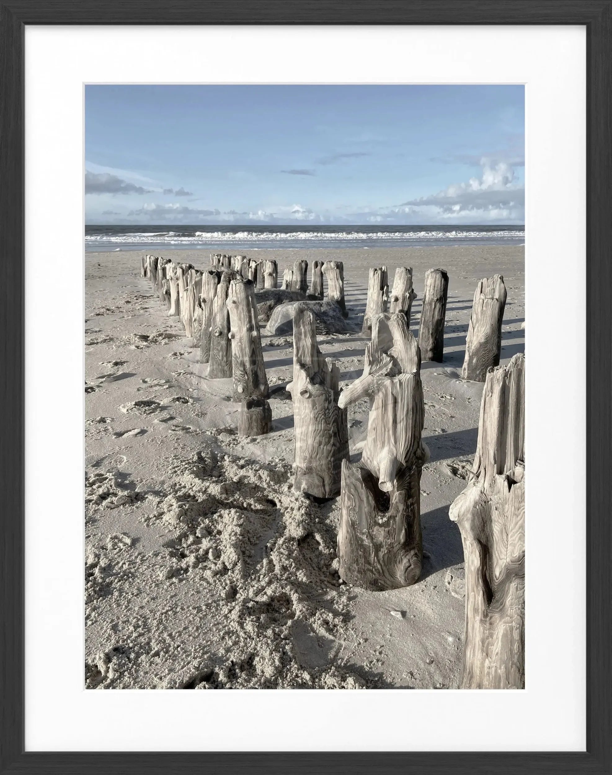Schwarz-weiß Poster mit Rahmen von Sylt Strand, 25x31cm, von Cosman-Photocollection, zeigt eine Strandlandschaft.