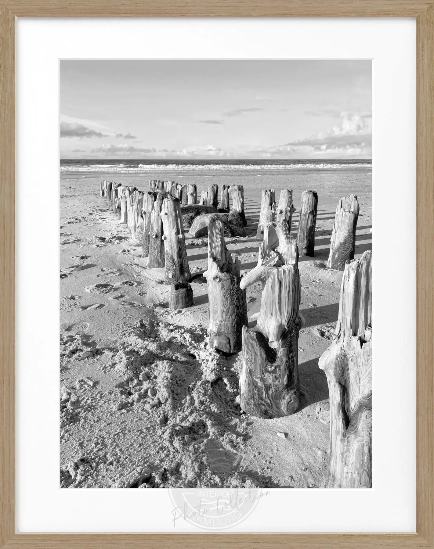 Schwarz-weiß Poster mit Rahmen von Sylt Strand, 25x31cm, von Cosman-Photocollection, zeigt die Küstenlandschaft bei Sonnenuntergang