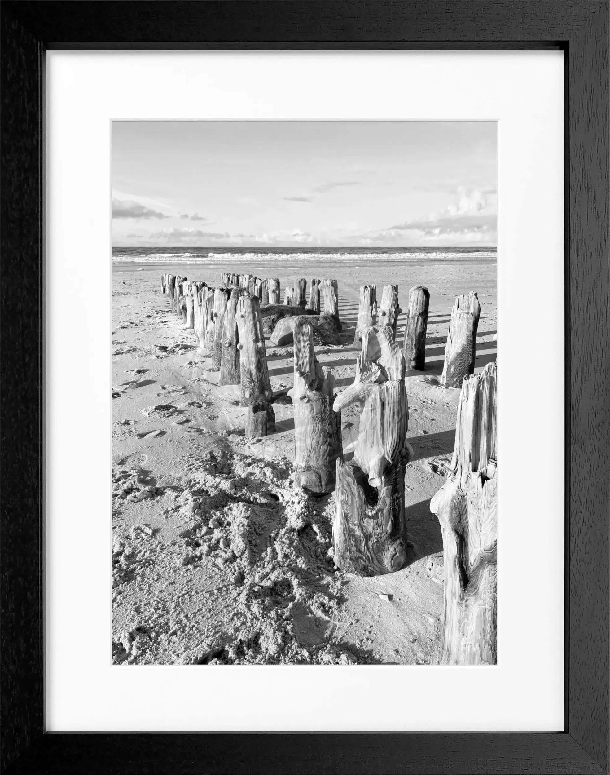 Schwarz-weiß Poster mit Rahmen von Sylt Strand, 25x31cm, von Cosman-Photocollection, stilvolles Meeresmotiv