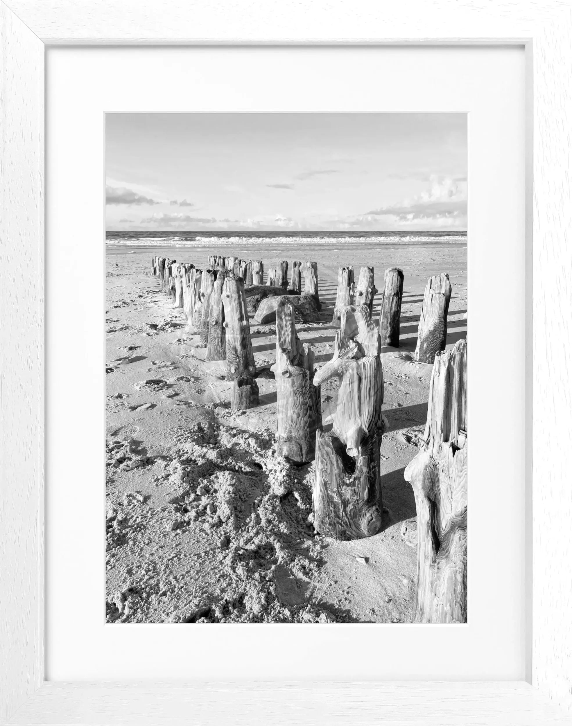 Schwarz-weiß Poster mit Rahmen von Sylt Strand, 25x31 cm, von Cosman-Photocollection, zeigt eine Küstenlandschaft.