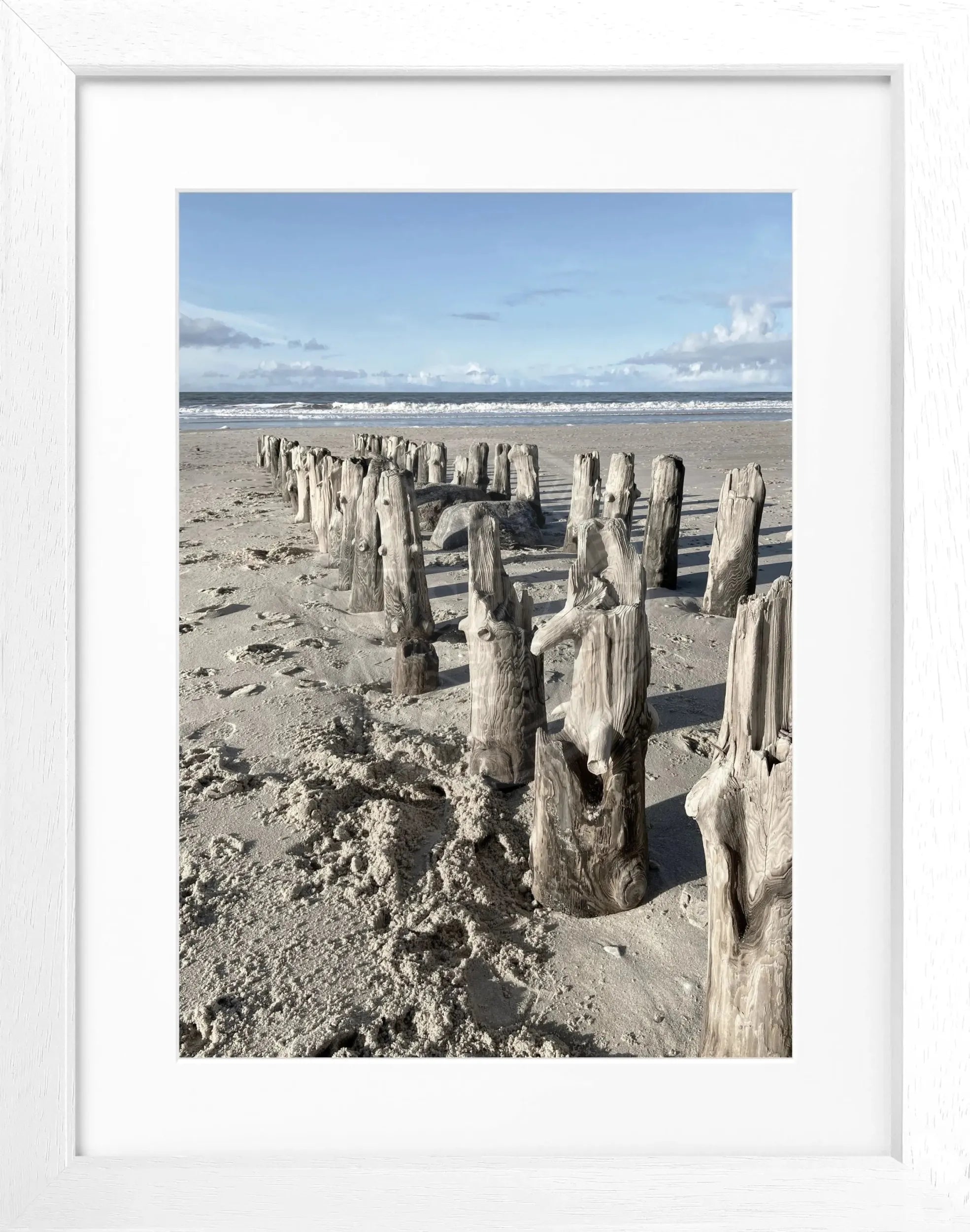 Schwarz-weiß Poster mit Rahmen, zeigt den Strand von Sylt, von Cosman-Photocollection, Maße 25x31 cm.