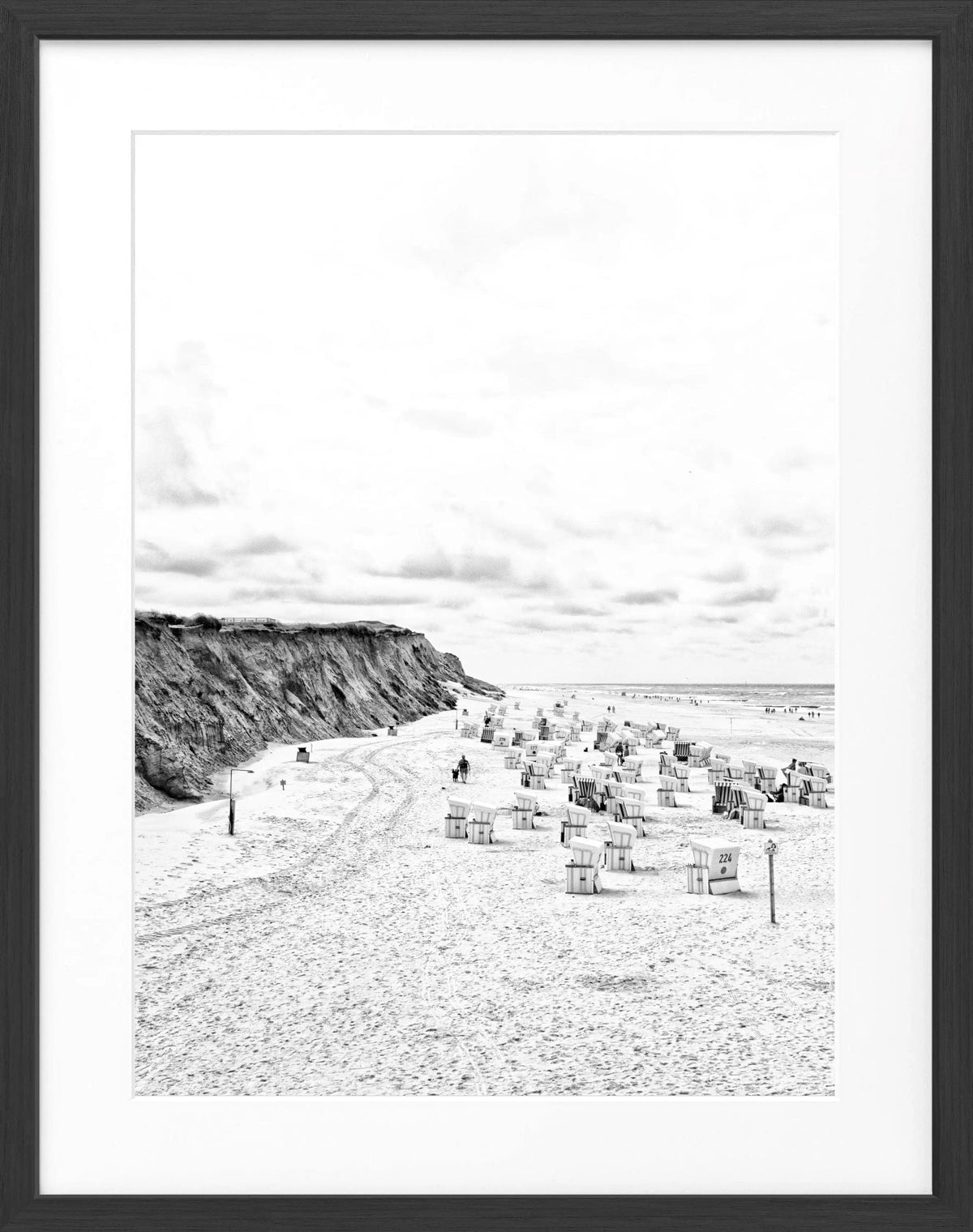 Schwarz-weiß Poster mit Rahmen, zeigt Strandkörbe am Strand von Kampen auf Sylt, von Cosman-Photocollection, 25x31 cm