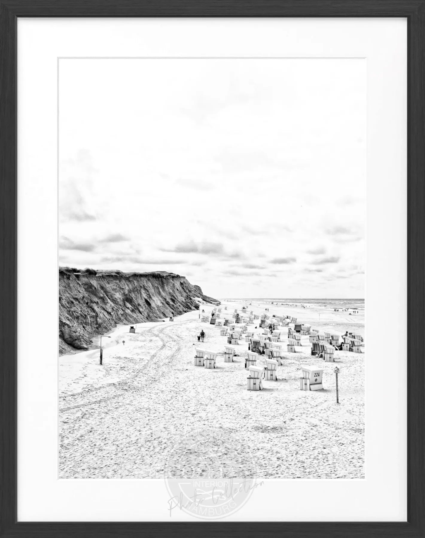 Schwarz-weiß Poster mit Rahmen, zeigt Strandkörbe am Strand von Kampen auf Sylt, von Cosman-Photocollection, 25x31 cm