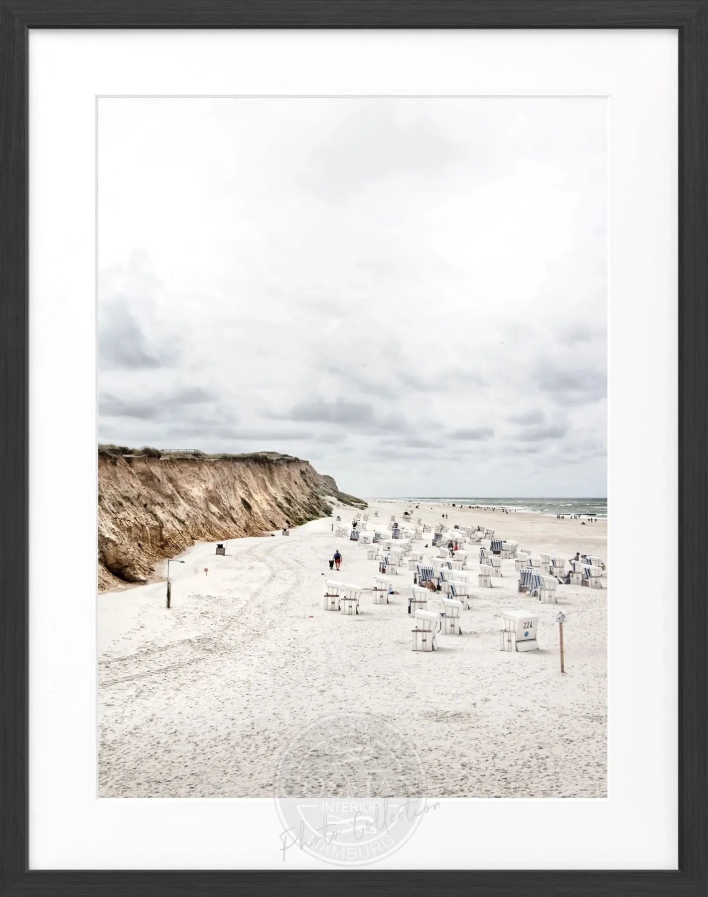 Schwarz-weiß Poster mit Rahmen, zeigt Strandkörbe am Strand in Kampen auf Sylt, von Cosman-Photocollection, 25x31 cm