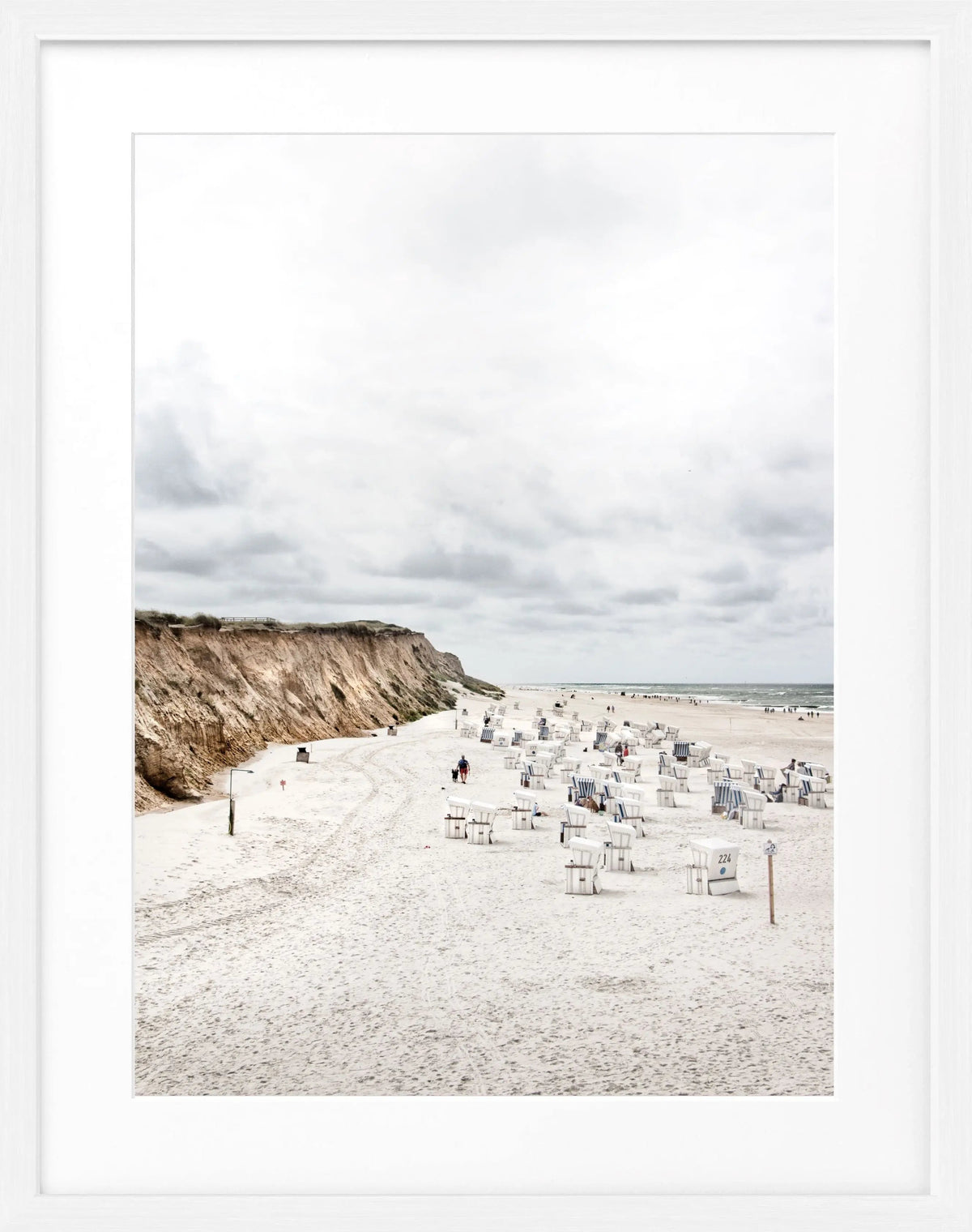 Schwarz-weiß Poster mit Rahmen, zeigt Strandkörbe am Kampener Strand auf Sylt, von Cosman-Photocollection, 25x31 cm.