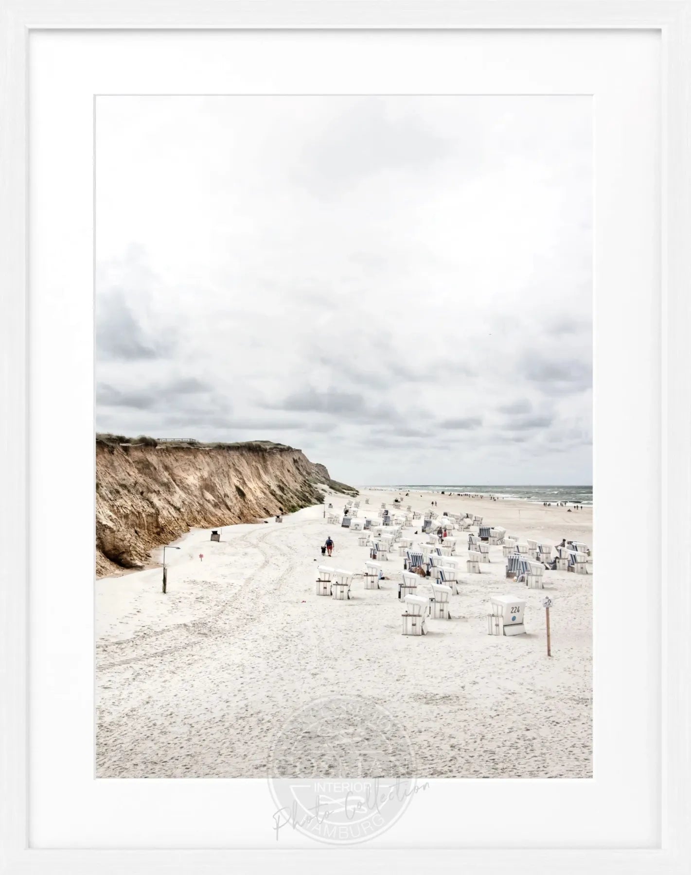 Schwarz-weiß Poster mit Rahmen, zeigt Strandkörbe am Kampener Strand auf Sylt, von Cosman-Photocollection, 25x31 cm.