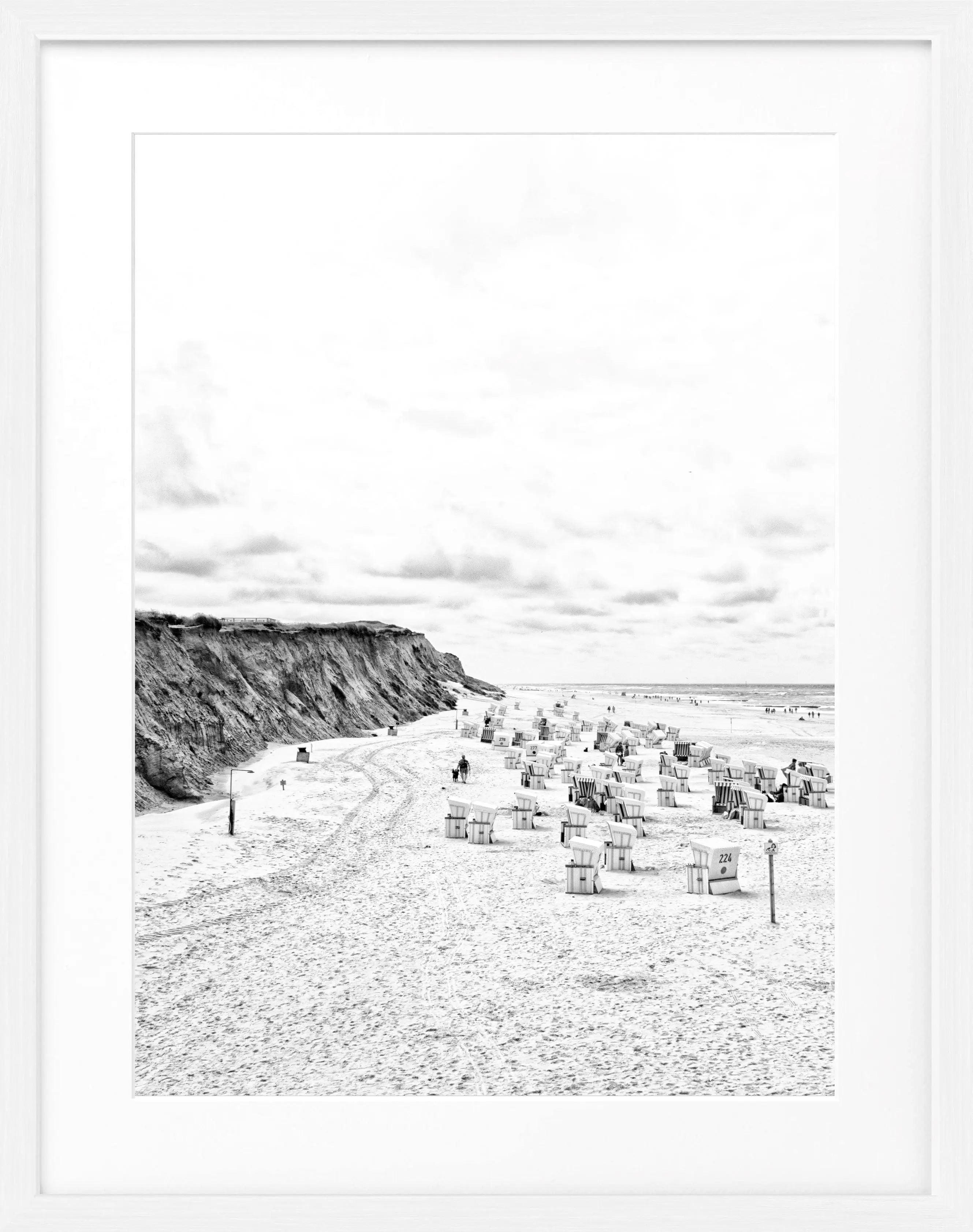 Schwarz-weiß Poster mit Rahmen, zeigt Strandkörbe am Strand von Kampen auf Sylt, von Cosman-Photocollection, 25x31 cm