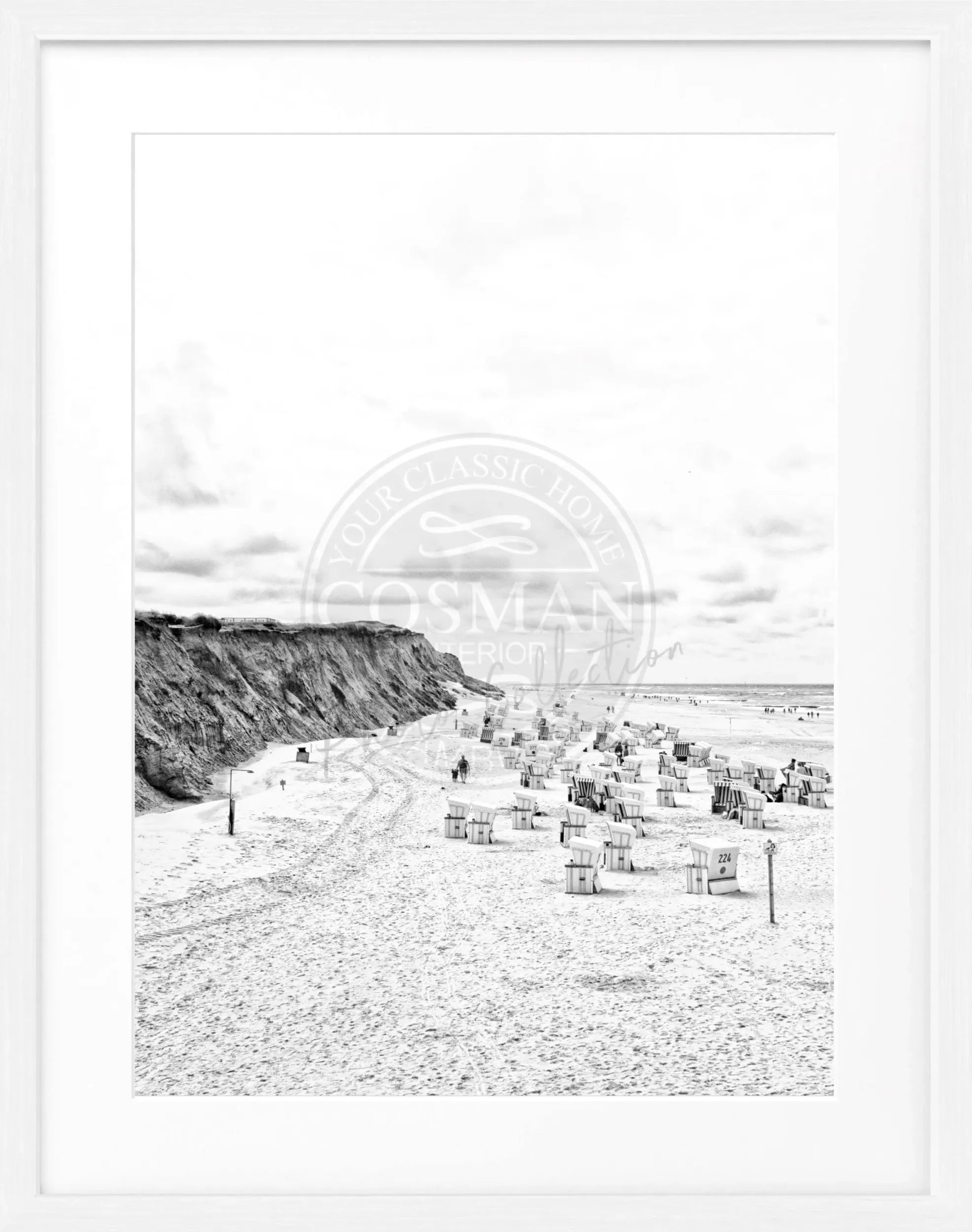 Schwarz-weiß Poster mit Rahmen, zeigt Strandkörbe am Strand von Kampen auf Sylt, von Cosman-Photocollection, 25x31 cm