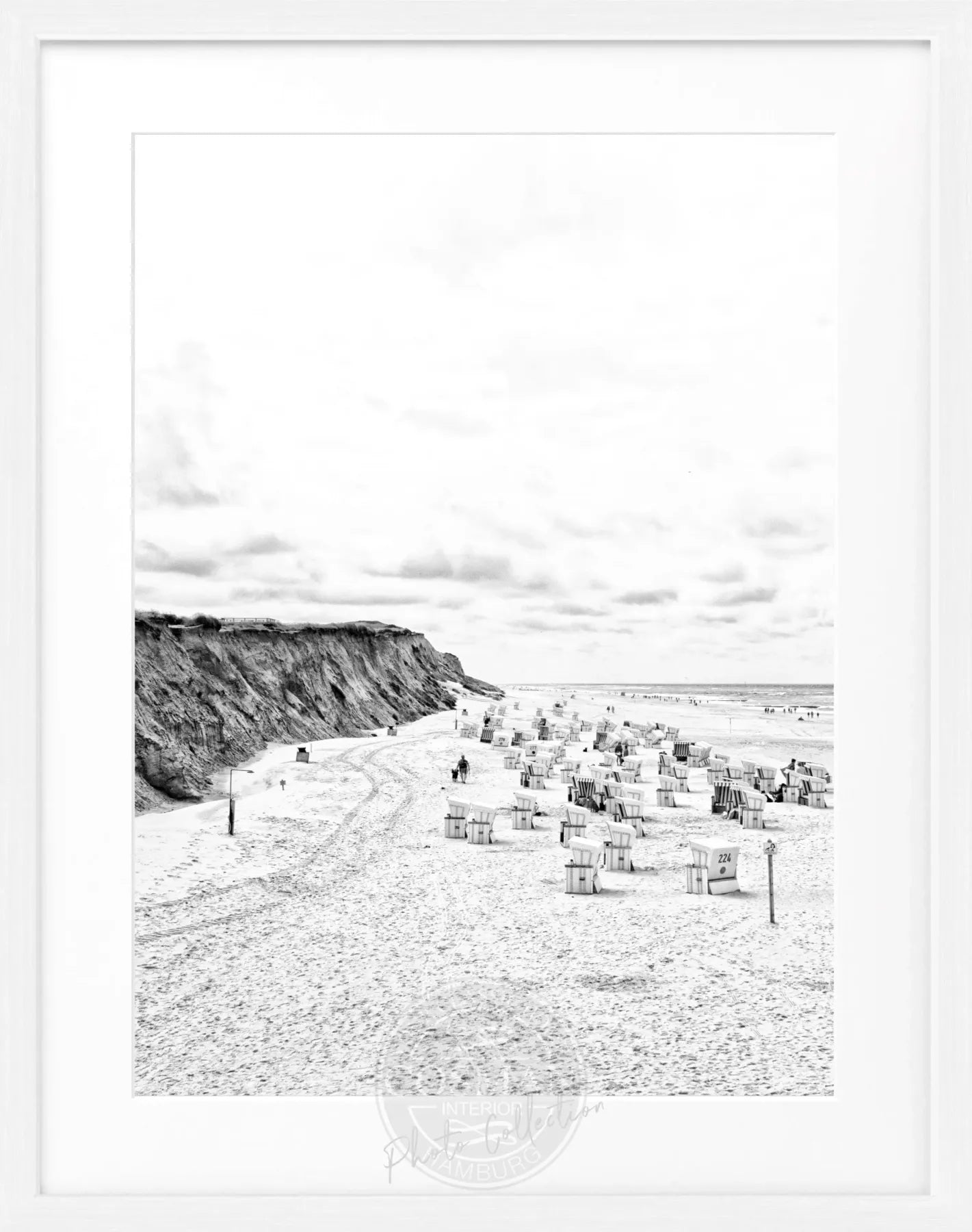 Schwarz-weiß Poster mit Rahmen, zeigt Strandkörbe am Strand von Kampen auf Sylt, von Cosman-Photocollection, 25x31 cm