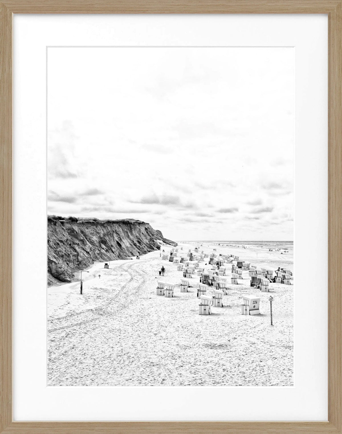 Schwarz-weiß Poster mit Rahmen von Cosman-Photocollection, zeigt Strandkörbe auf Sylt in Kampen, Maße 25x31 cm.